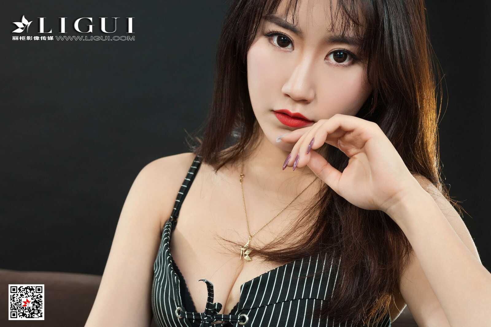 Model 子晴《极品黑丝女秘书》 [丽柜Ligui] 写真集第2张