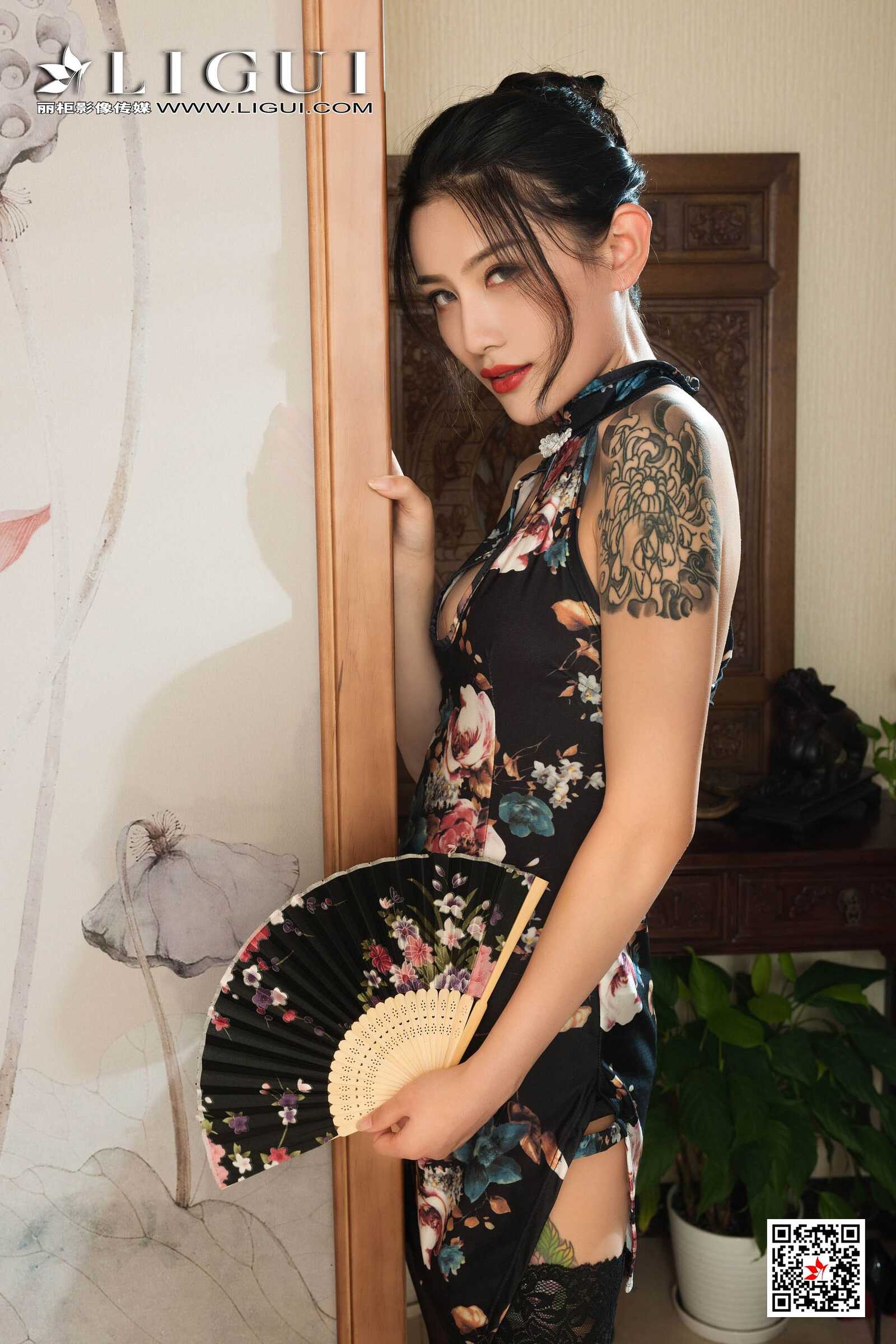 Model 甜甜《黑丝旗袍诱惑》 [丽柜Ligui] 写真集第11张