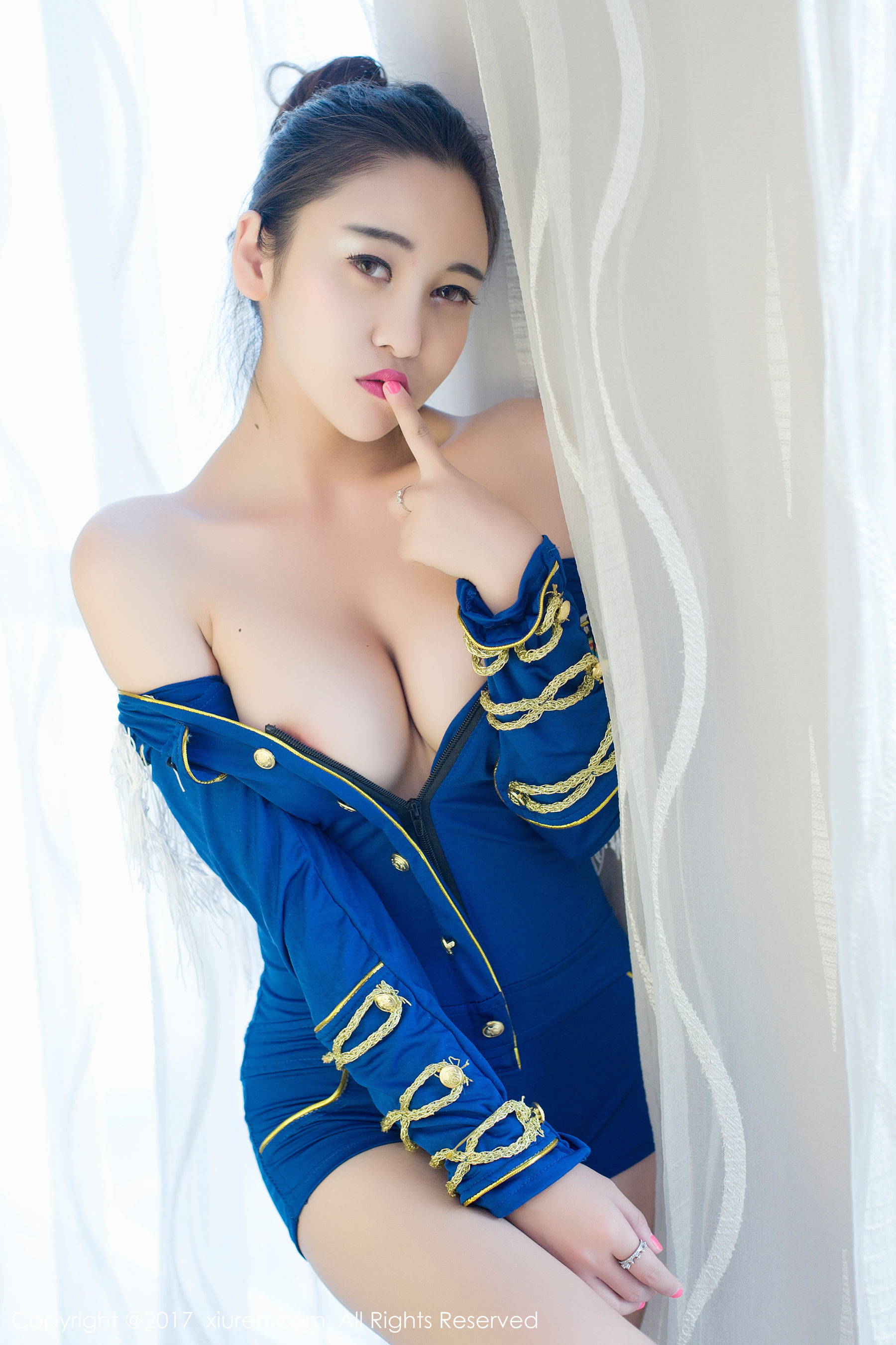  李梓熙《奶油全身图涂抹、夜店低胸制服》 秀人网XIUREN No.677第15张