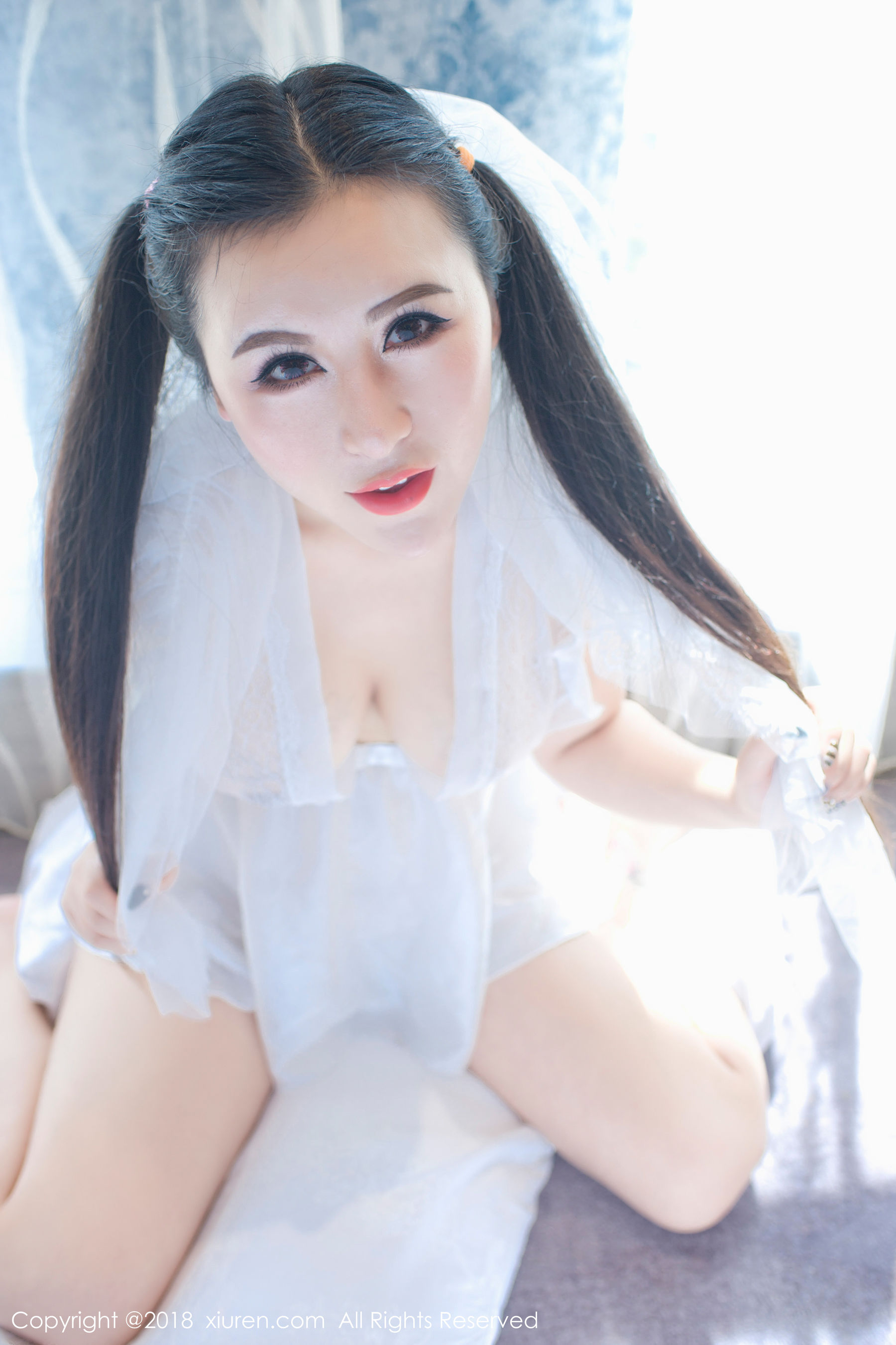  MODEL伊若《蕾丝开胸睡衣和蓝色死库水》 XiuRen 秀人网 No.1034第3张
