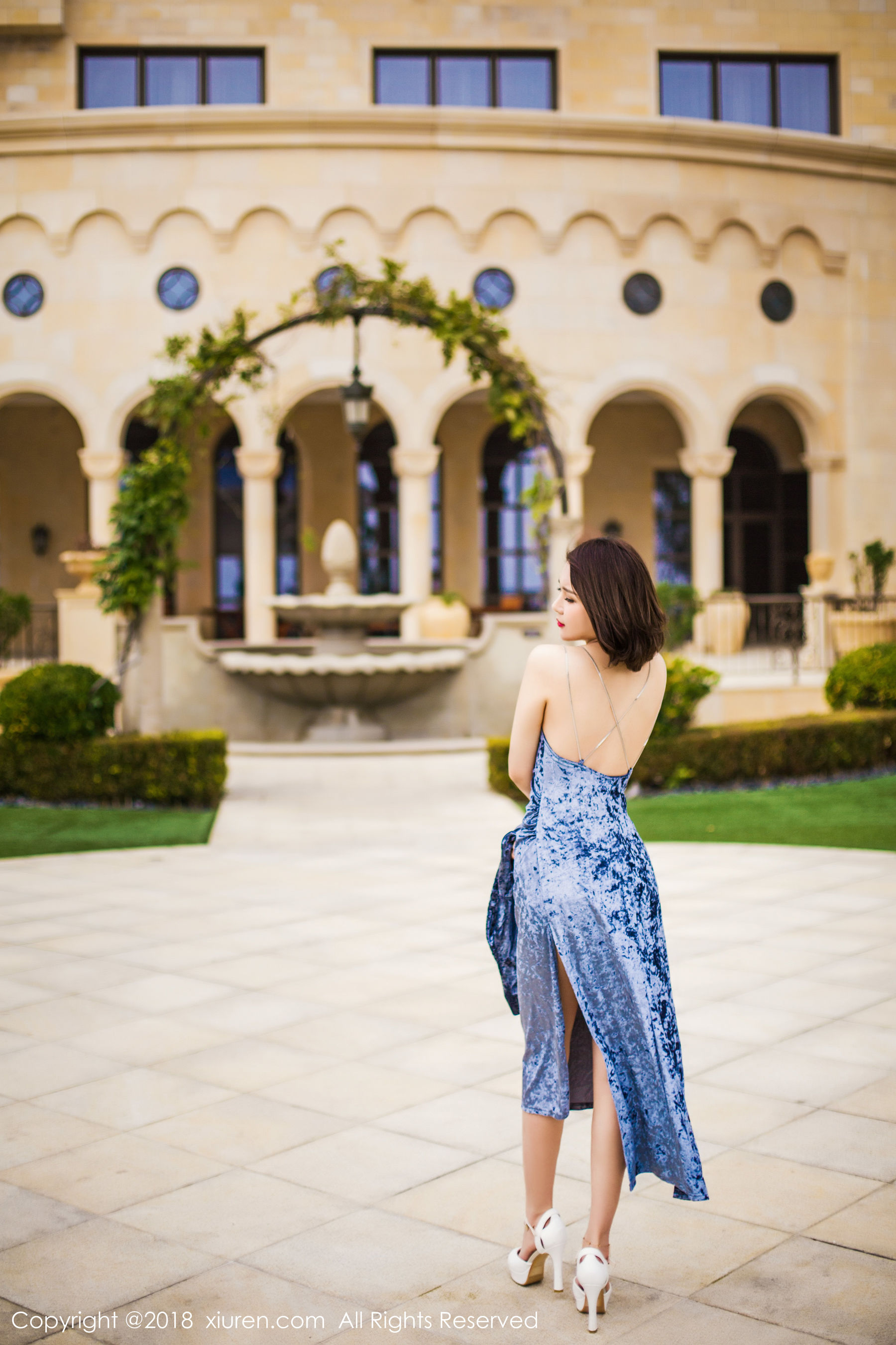  女神@廿十《长裙街拍+内衣+浴袍》 秀人 No.935第1张