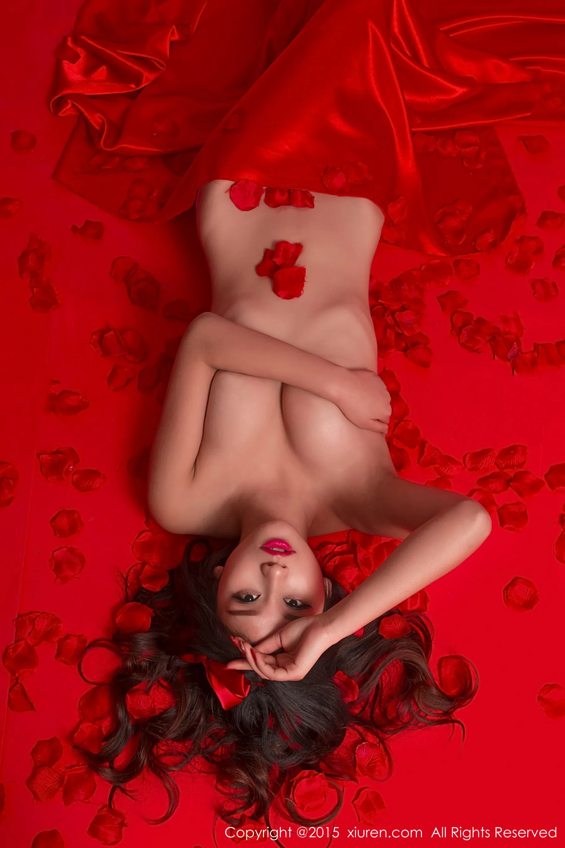  史雨姐姐《红色背景主题》 秀人网 No.282第13张