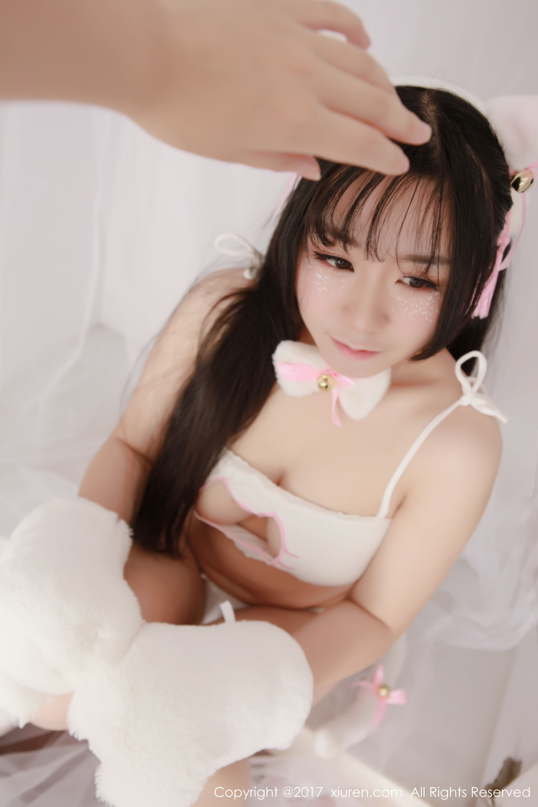  吃白菜的vi菜菜《长着猫耳朵及尾巴的清纯可爱少女》 秀人网XIUREN No.753第17张