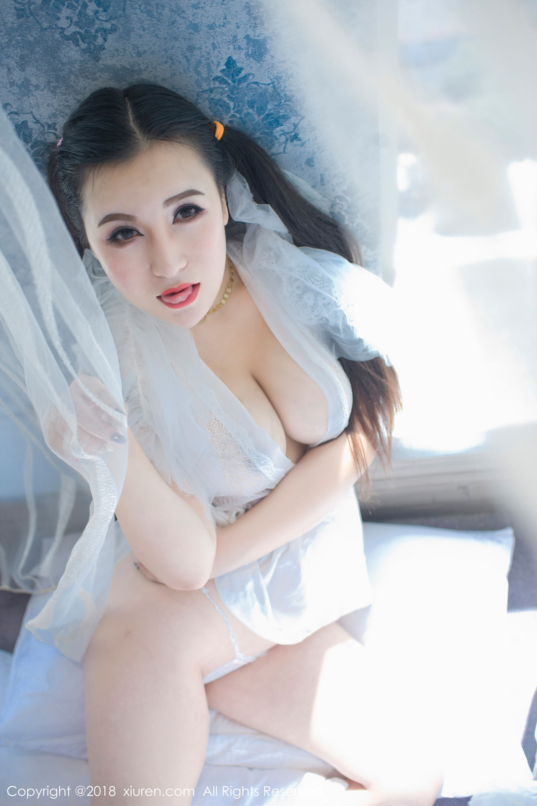  MODEL伊若《蕾丝开胸睡衣和蓝色死库水》 XiuRen 秀人网 No.1034第8张