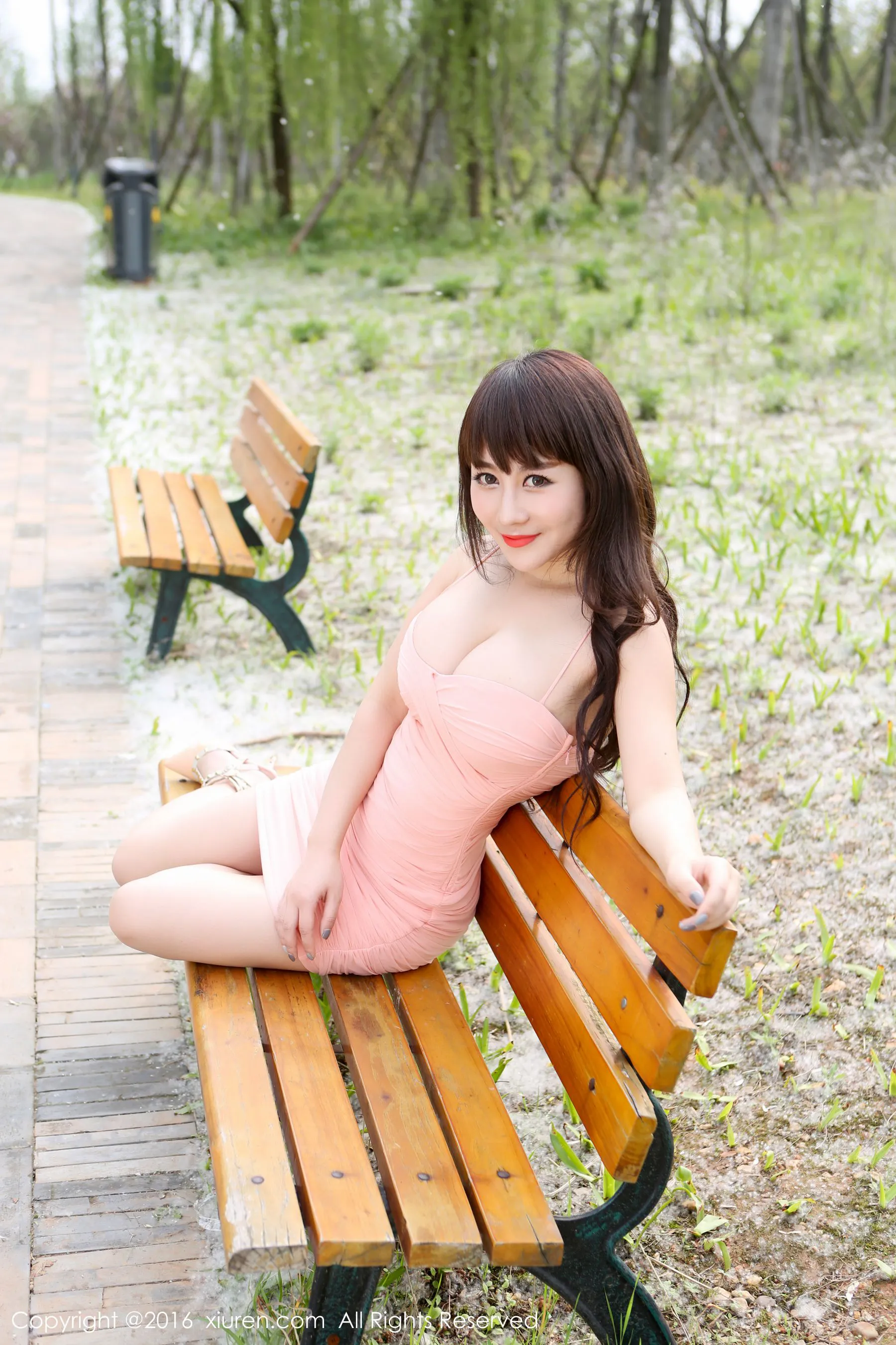  陈巧蓓isabella《外拍超短裙系列》 秀人网 No.529第7张