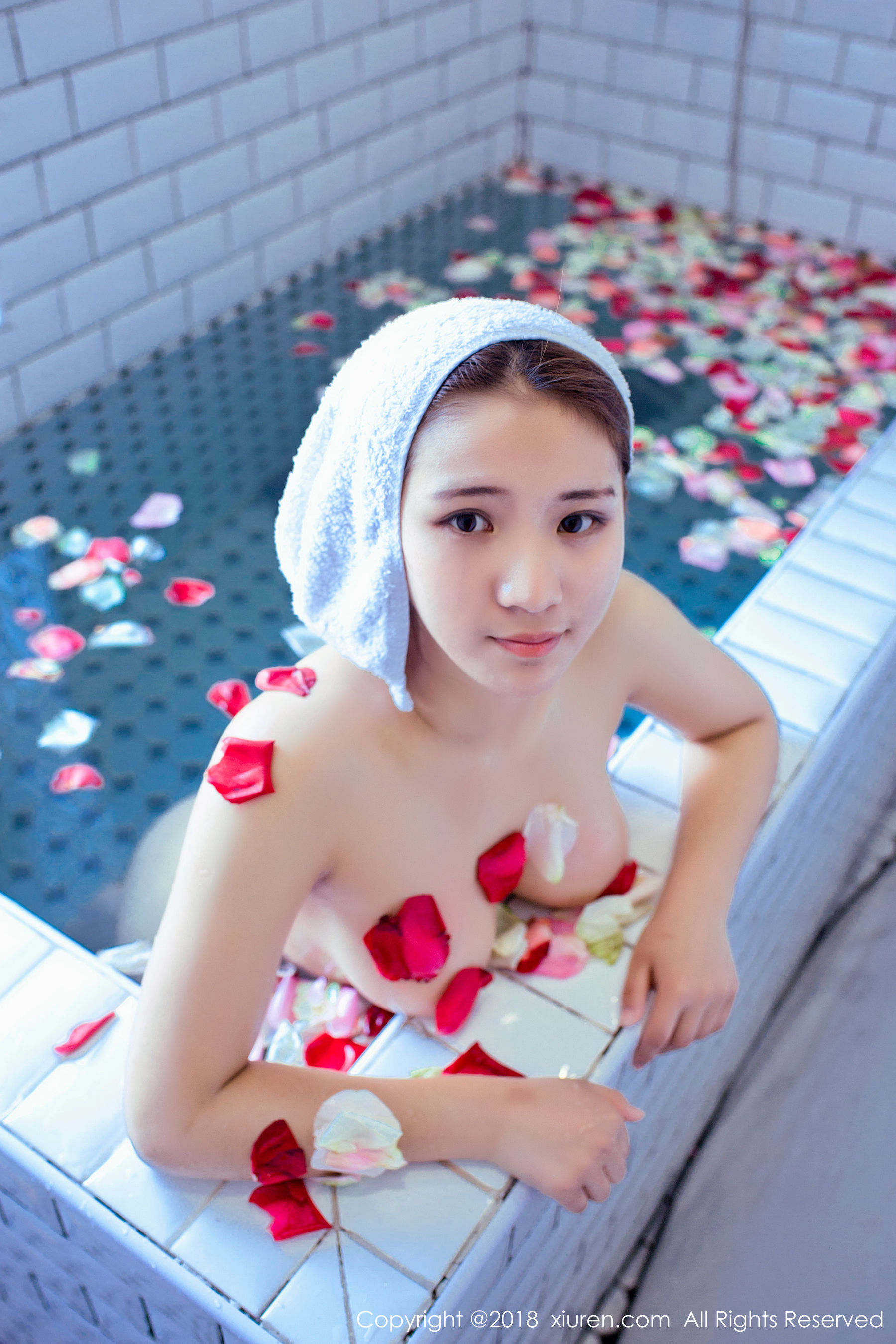 久久Aimee《唯美花瓣浴+小M羽毛手拍》 XiuRen 秀人网 No.1050第4张