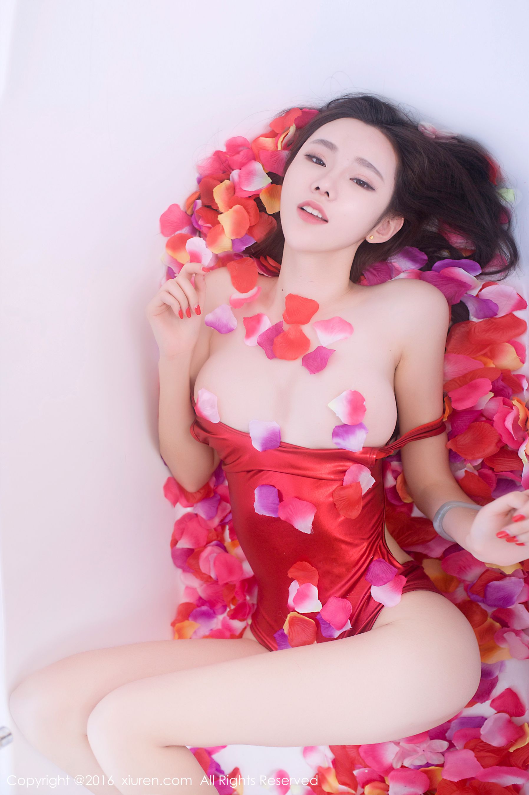  萌琪琪Irene《浴缸花瓣半裸诱惑、高叉猩红色连体比基尼》 秀人网 No.625第7张