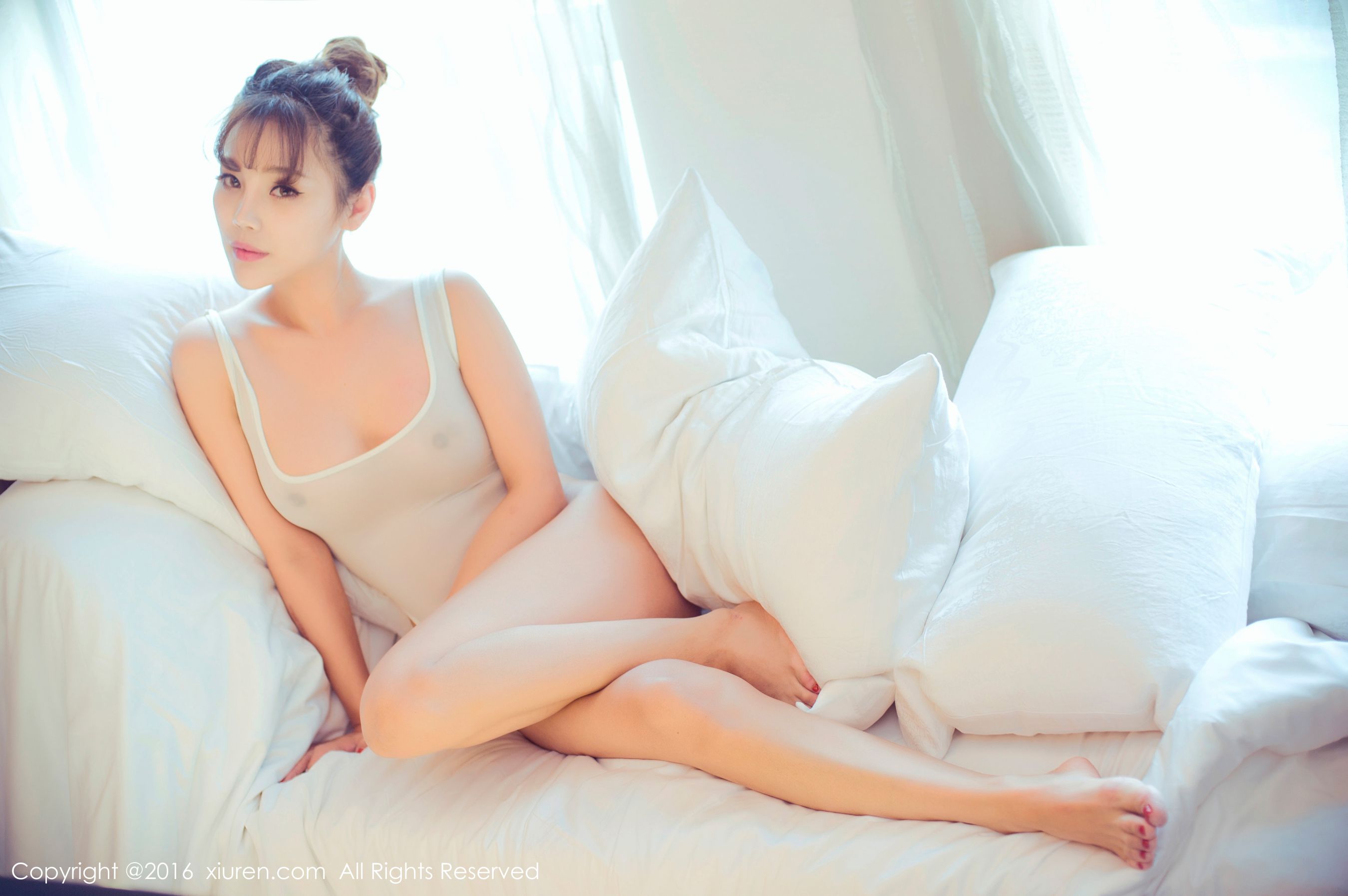  周予然《高叉泳衣、爆乳内衣、高跟美腿、白色超短工字背心装》 秀人网 No.633第21张