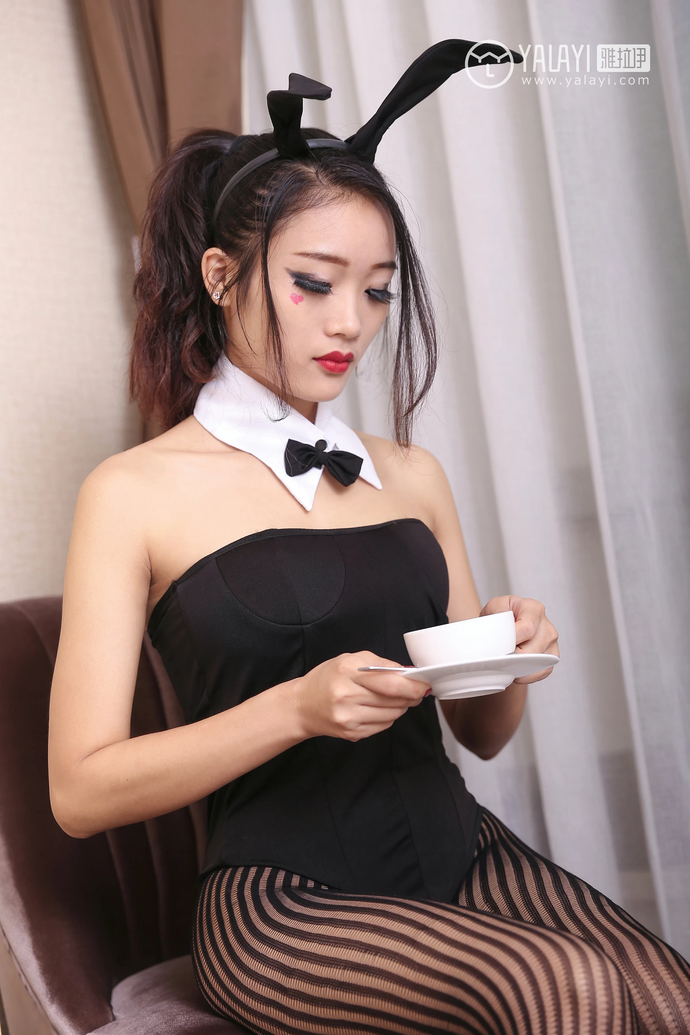 [YALAYI雅拉伊]NO.030 条纹黑丝美腿 兔洱 黑色兔女郎制服加黑色情趣渔网袜性感私房写真集第5张