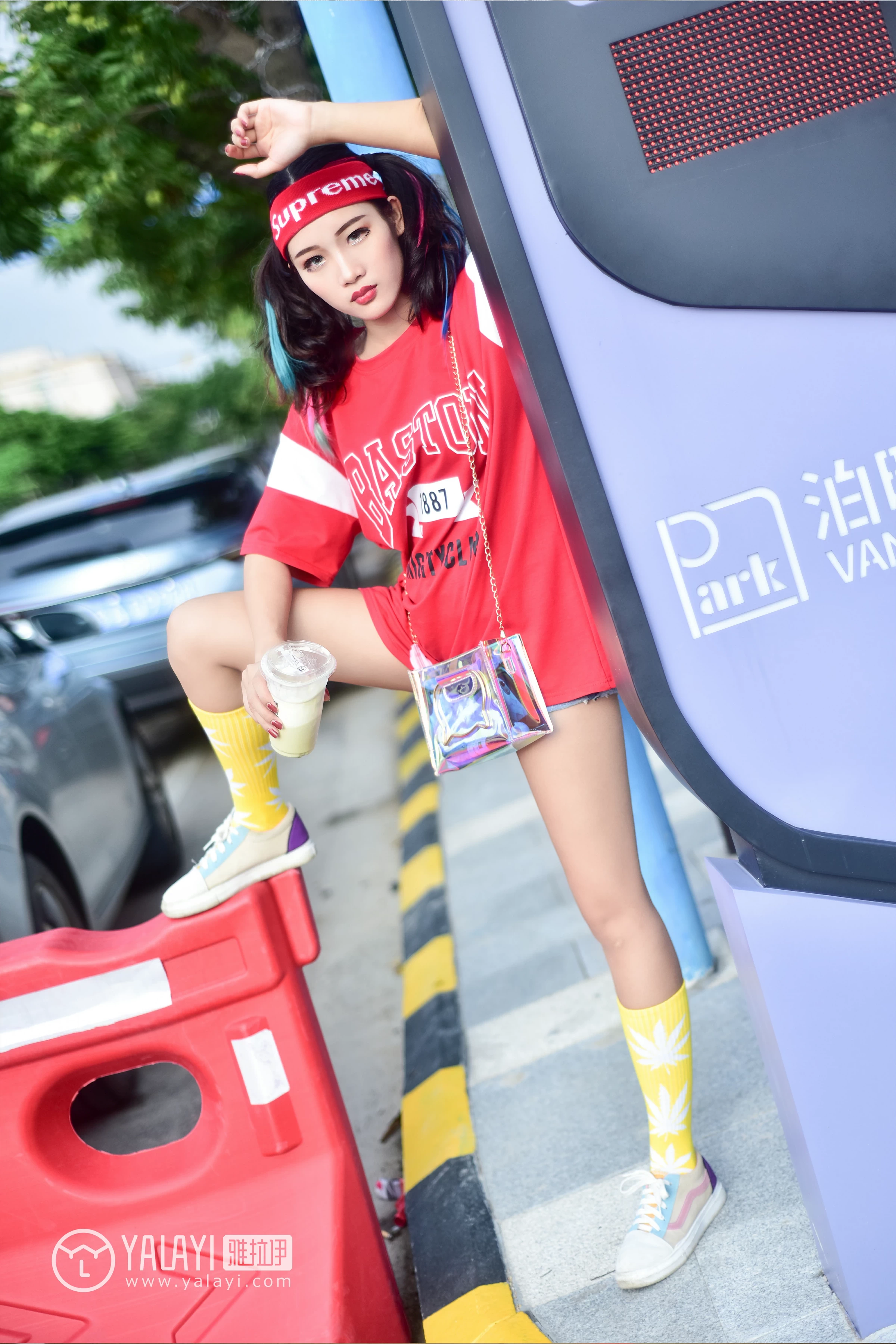 [YALAYI雅拉伊]NO.031 周末时光 兔洱 红色短袖加牛仔热裤性感私房写真集第9张