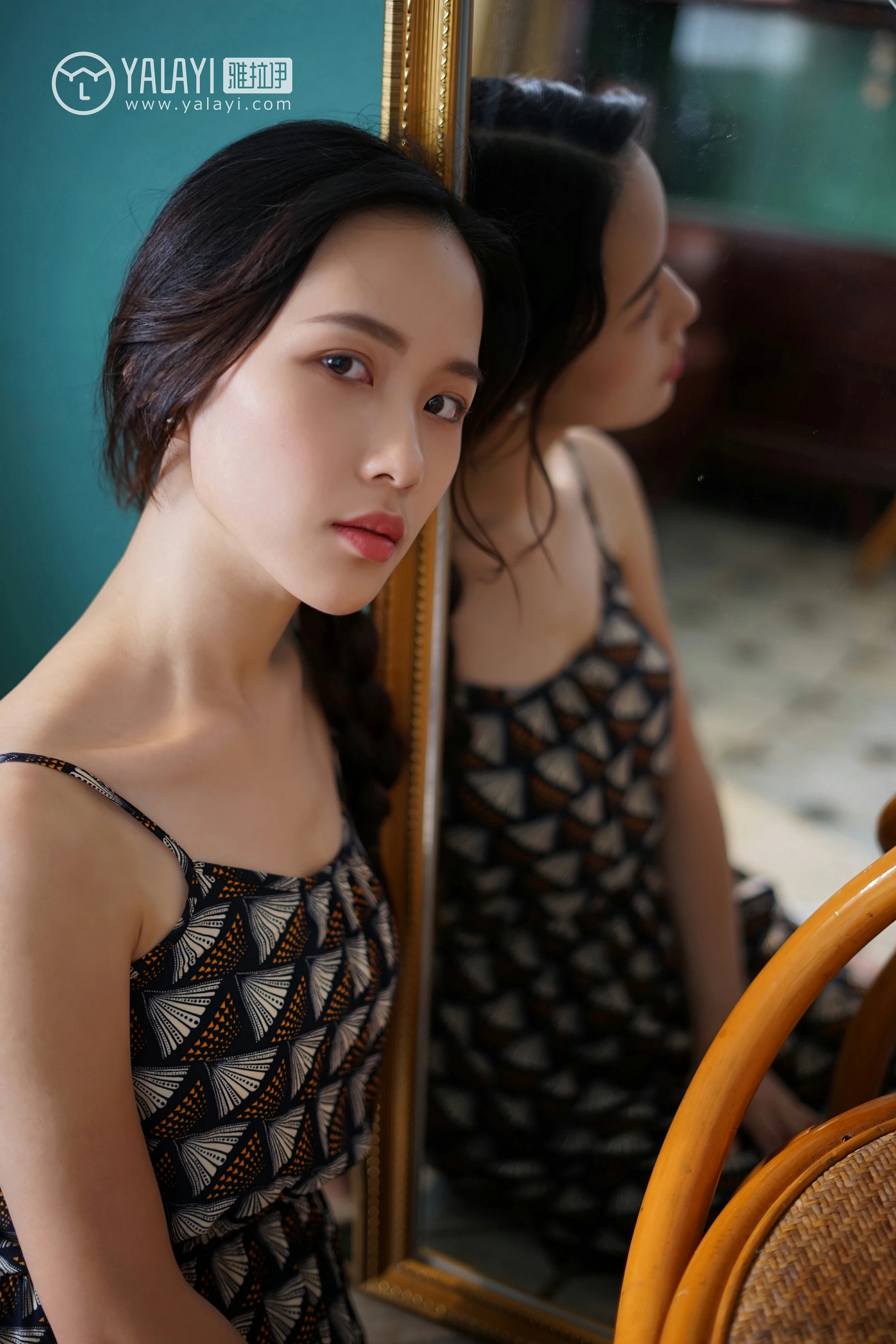 [YALAYI雅拉伊]NO.034 初见 卡柔 白色紧身旗袍与黑色吊带连衣裙性感私房写真集第9张