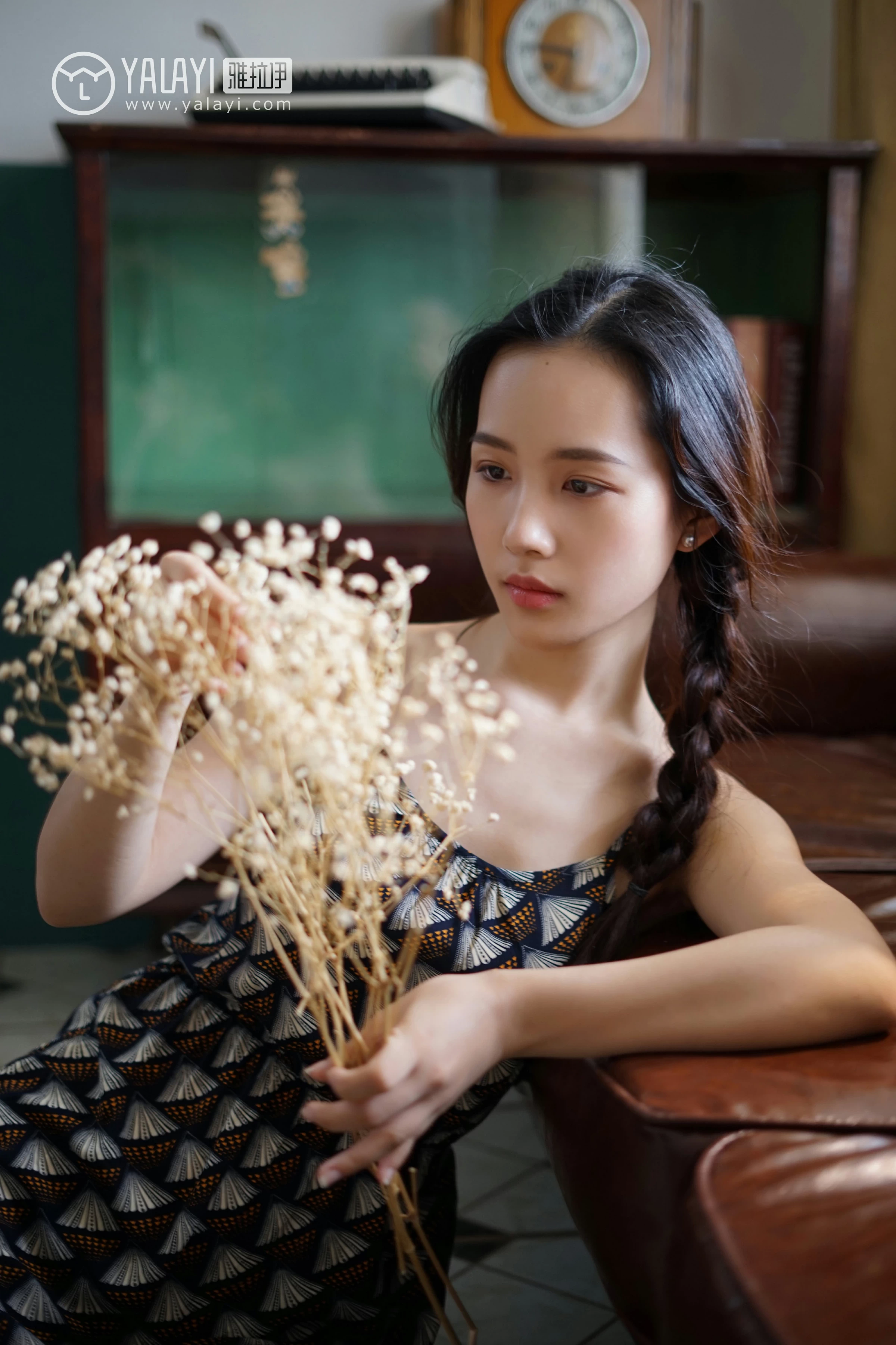 [YALAYI雅拉伊]NO.034 初见 卡柔 白色紧身旗袍与黑色吊带连衣裙性感私房写真集第11张