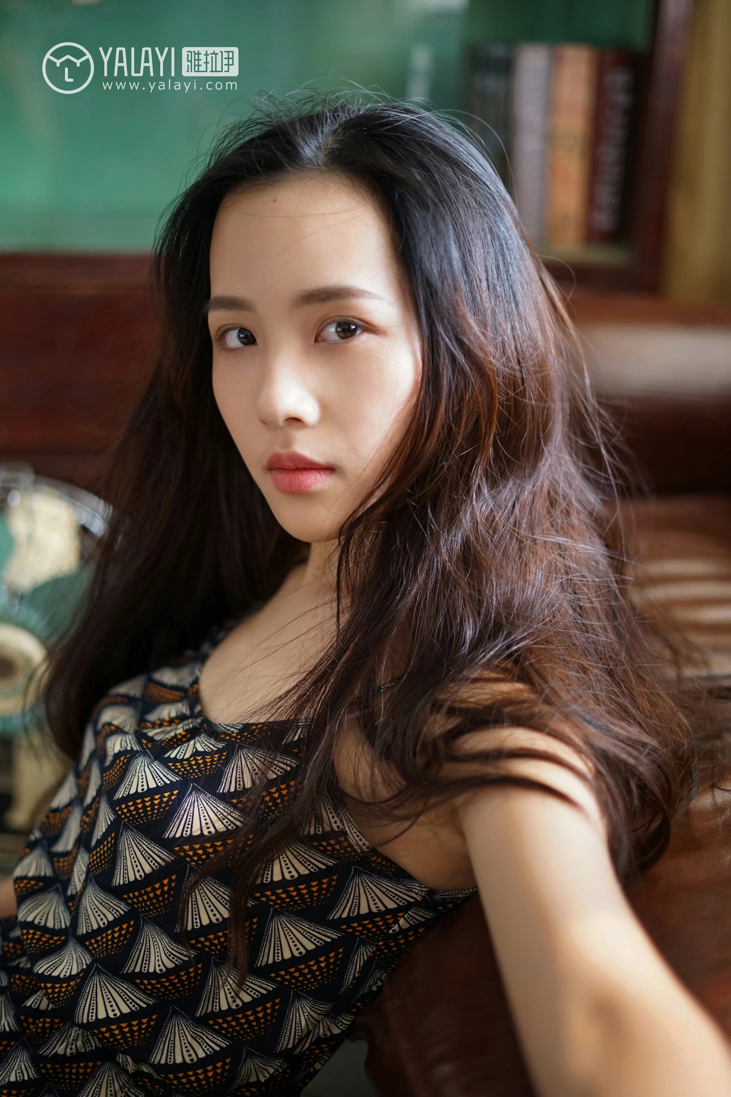 [YALAYI雅拉伊]NO.034 初见 卡柔 白色紧身旗袍与黑色吊带连衣裙性感私房写真集第15张