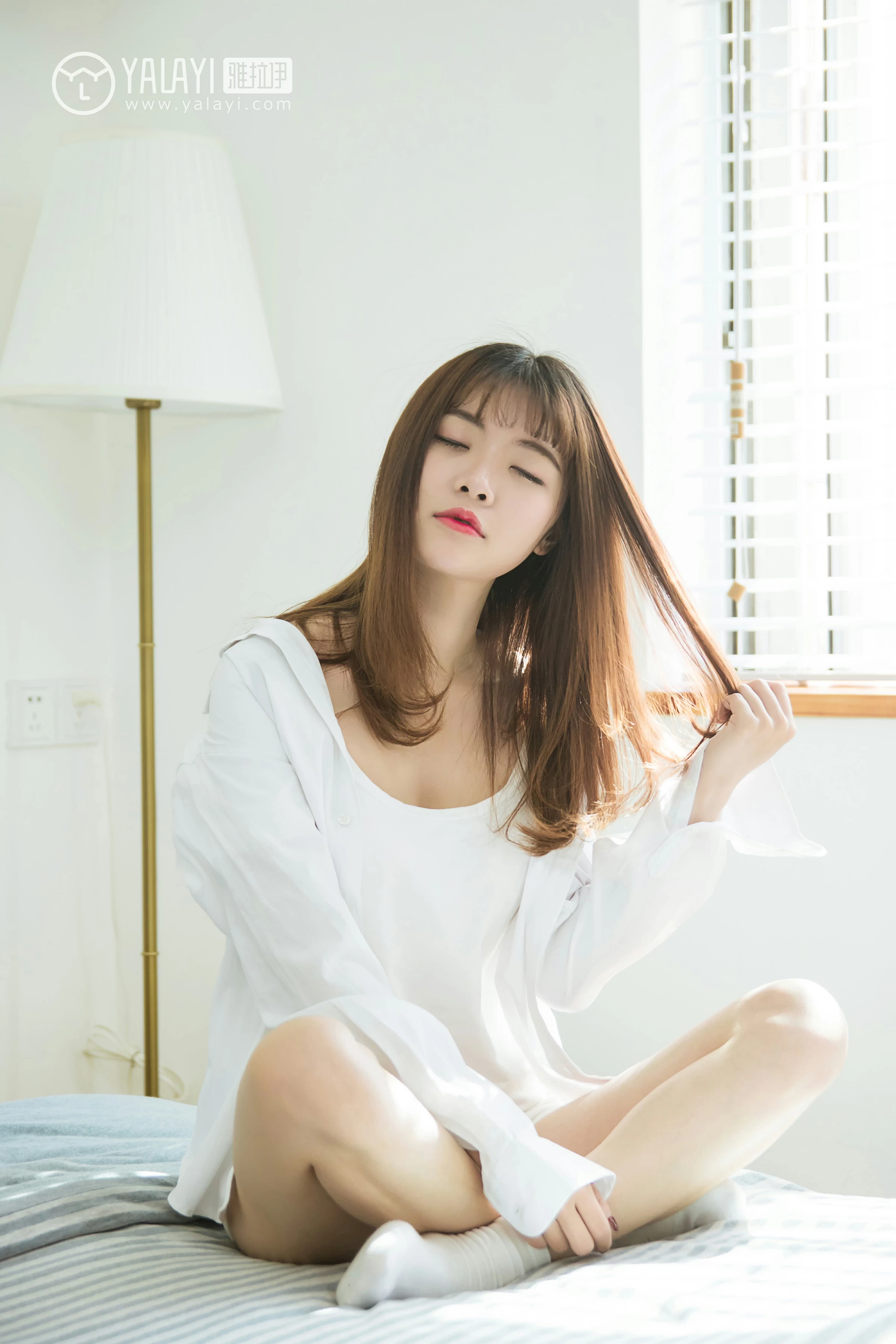 [YALAYI雅拉伊]NO.036 小美好 阳阳 白色衬衫与短袖加白色短裤性感私房写真集第2张