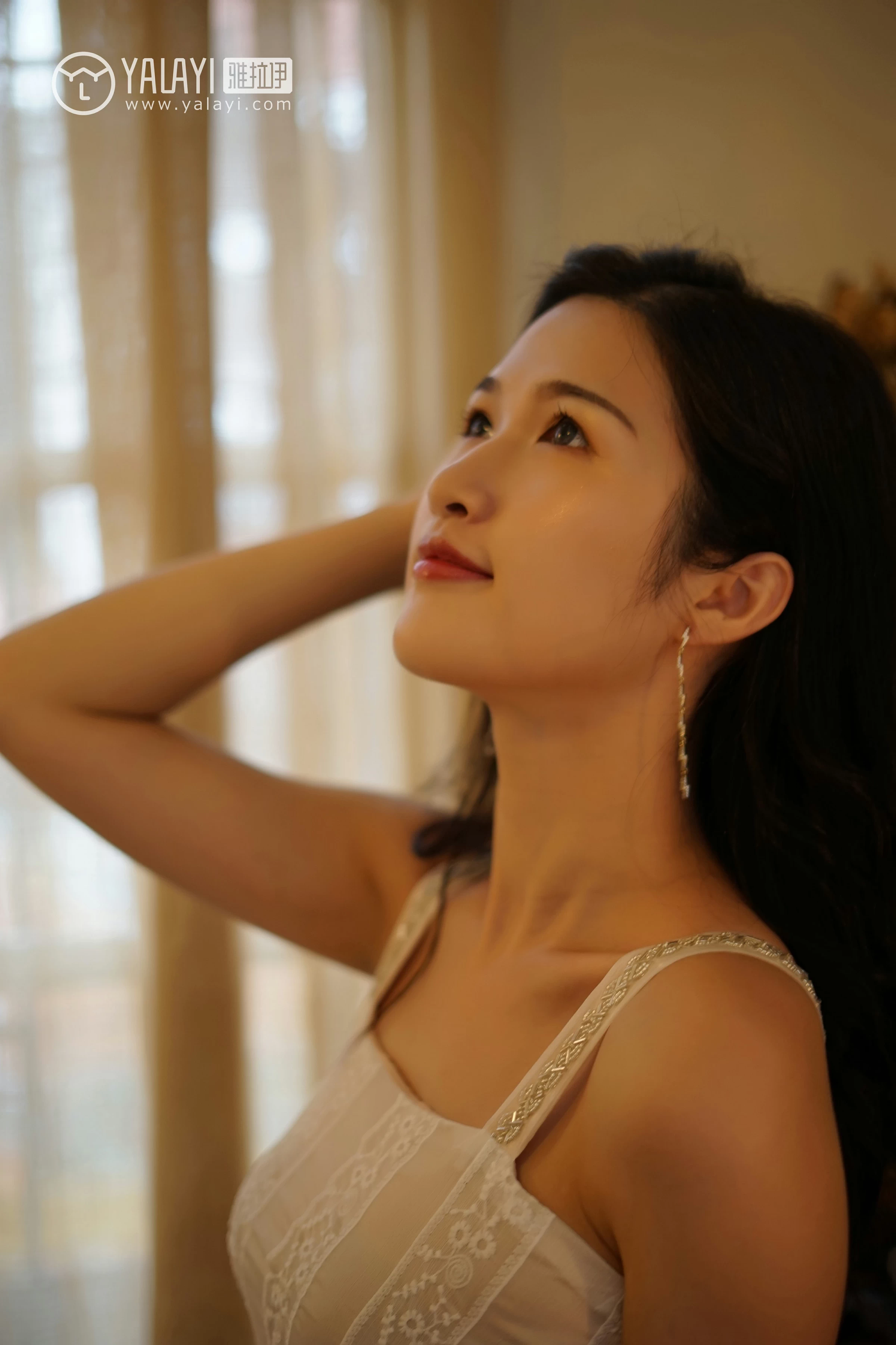[YALAYI雅拉伊]NO.038 无声演奏 塔塔 白色吊带连衣裙与透视蕾丝睡衣加黑色内衣性感私房写真集第3张