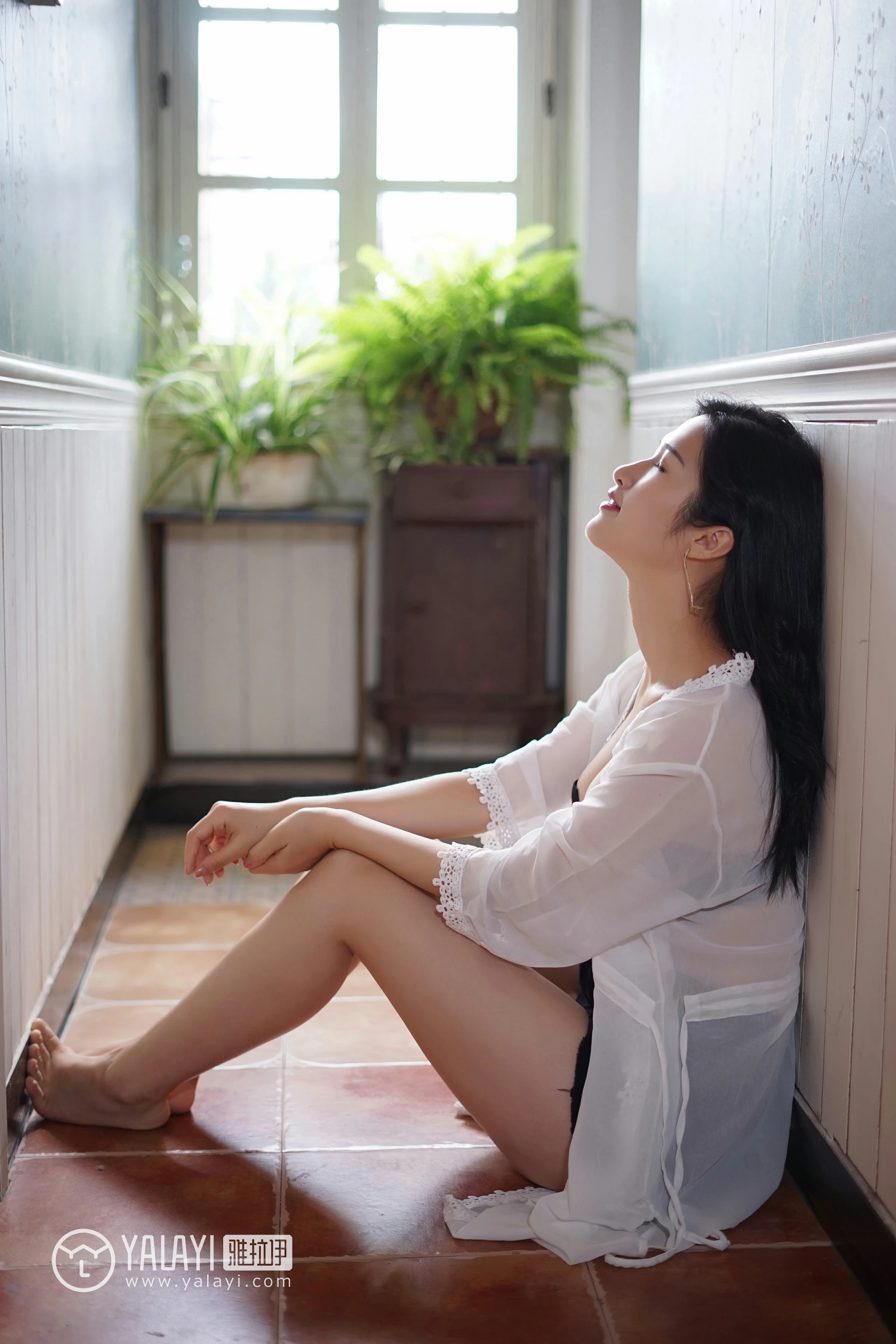 [YALAYI雅拉伊]NO.038 无声演奏 塔塔 白色吊带连衣裙与透视蕾丝睡衣加黑色内衣性感私房写真集第14张