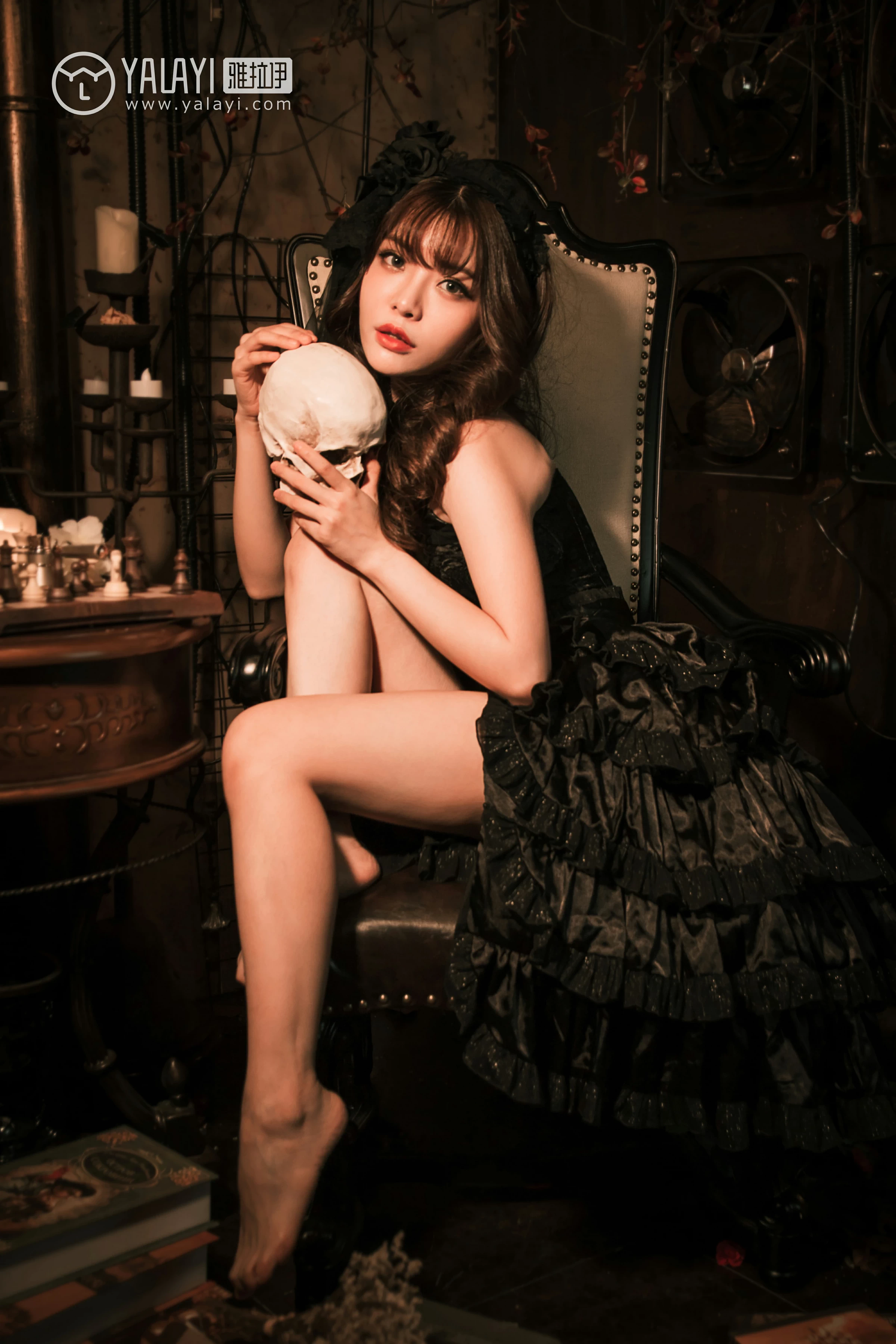 [YALAYI雅拉伊]NO.046 洛丽塔 阳阳 黑色抹胸塑身连衣裙性感私房写真集第2张