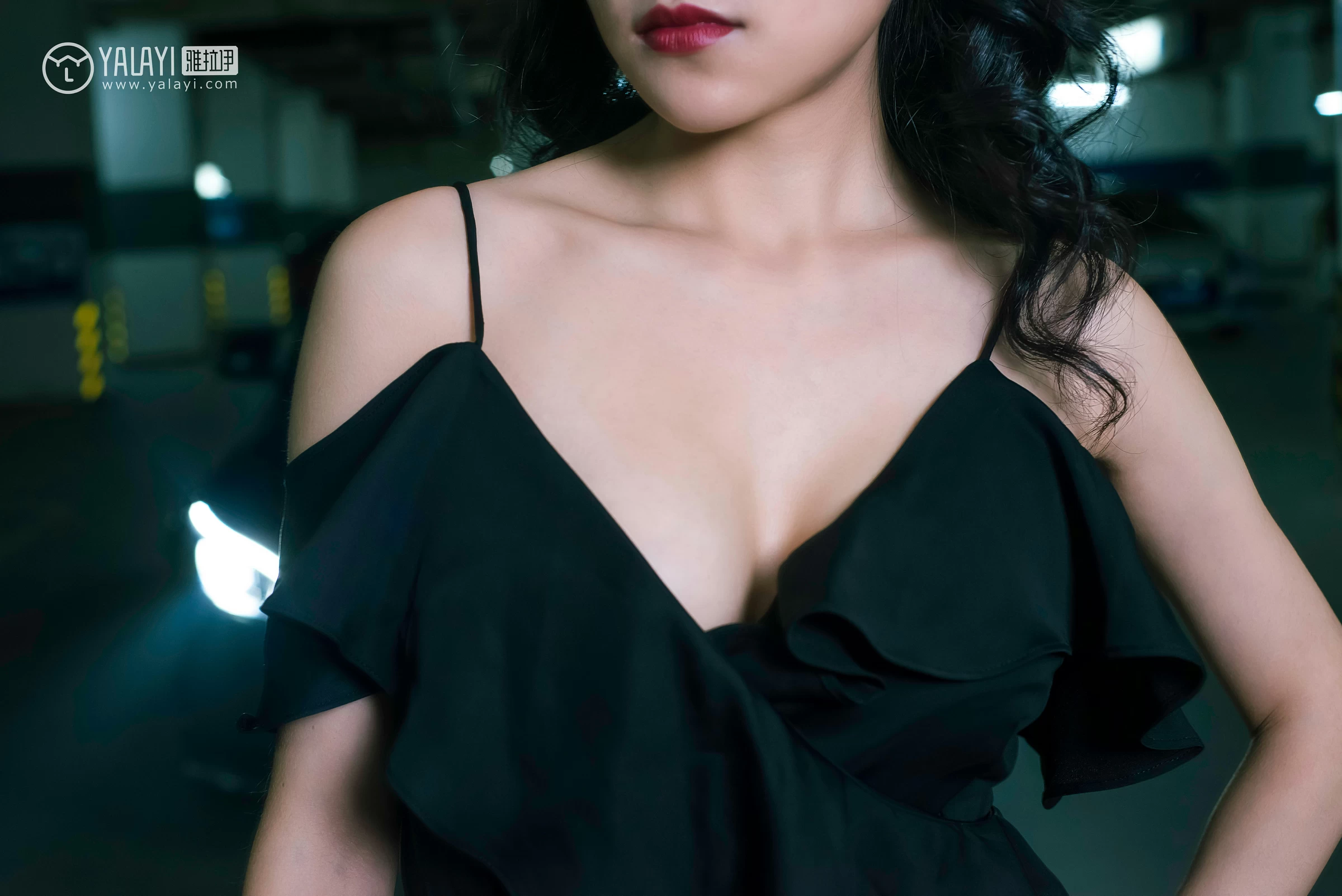 [YALAYI雅拉伊]NO.050 如野 莉莉 黑色外套加吊带连身礼裙性感私房写真集第4张