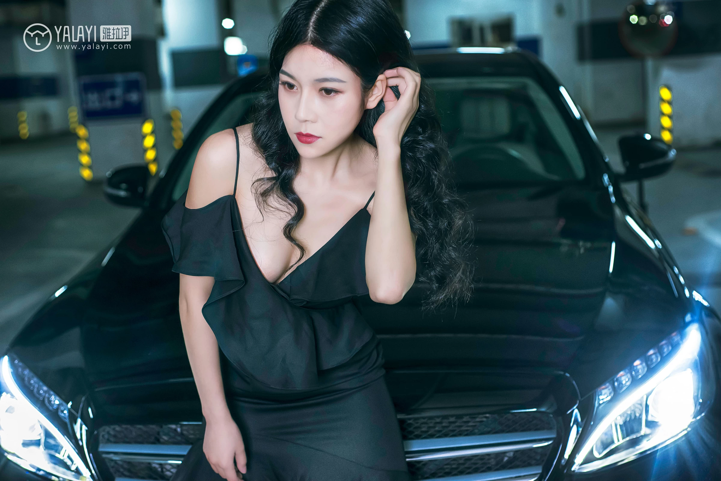 [YALAYI雅拉伊]NO.050 如野 莉莉 黑色外套加吊带连身礼裙性感私房写真集第7张