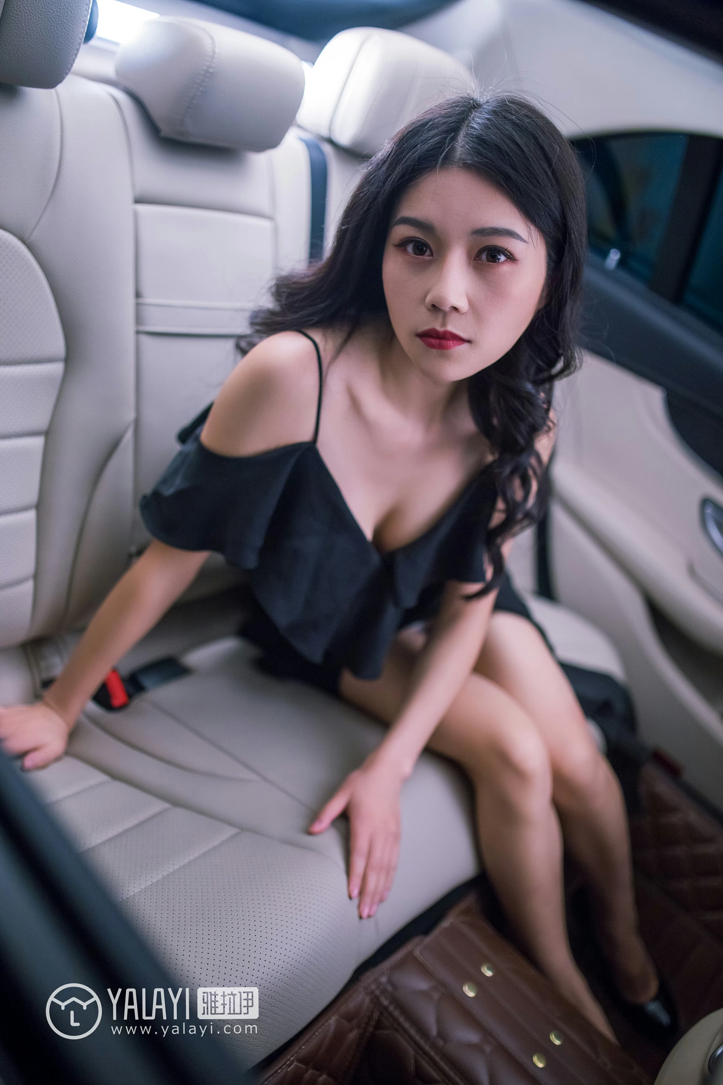 [YALAYI雅拉伊]NO.050 如野 莉莉 黑色外套加吊带连身礼裙性感私房写真集第16张