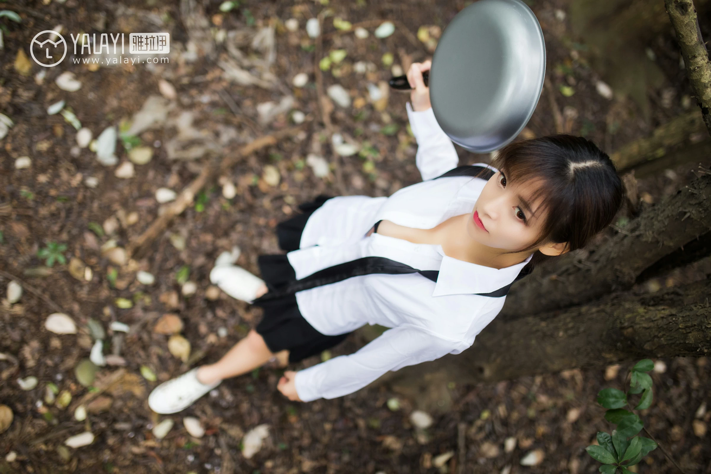 [YALAYI雅拉伊]NO.054 吃鸡少女 蘑菇 黑色内衣与黑色短裙加黑色丝袜美腿性感私房写真集第5张