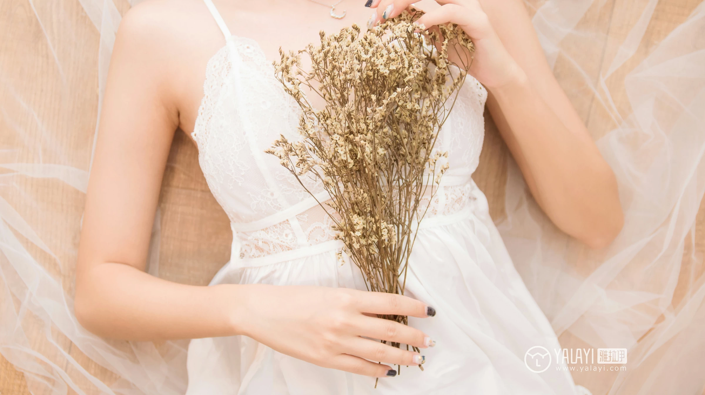 [YALAYI雅拉伊]NO.063 早晨 小杨 白色透视蕾丝连衣裙性感私房写真集第5张