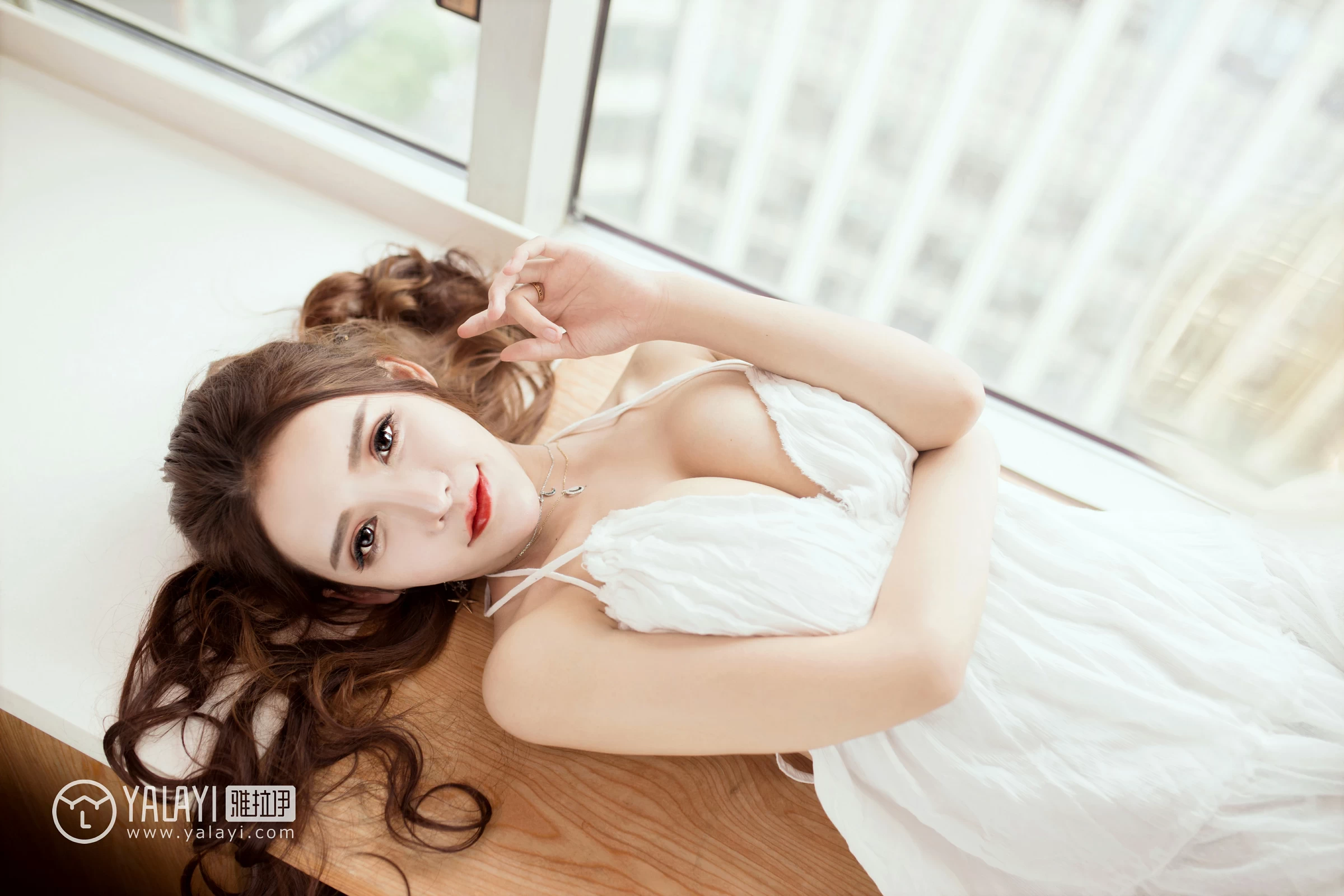 [YALAYI雅拉伊]NO.066 梦中人 娜娜 吊带连衣裙与白色短袖加牛仔热裤性感私房写真集第10张