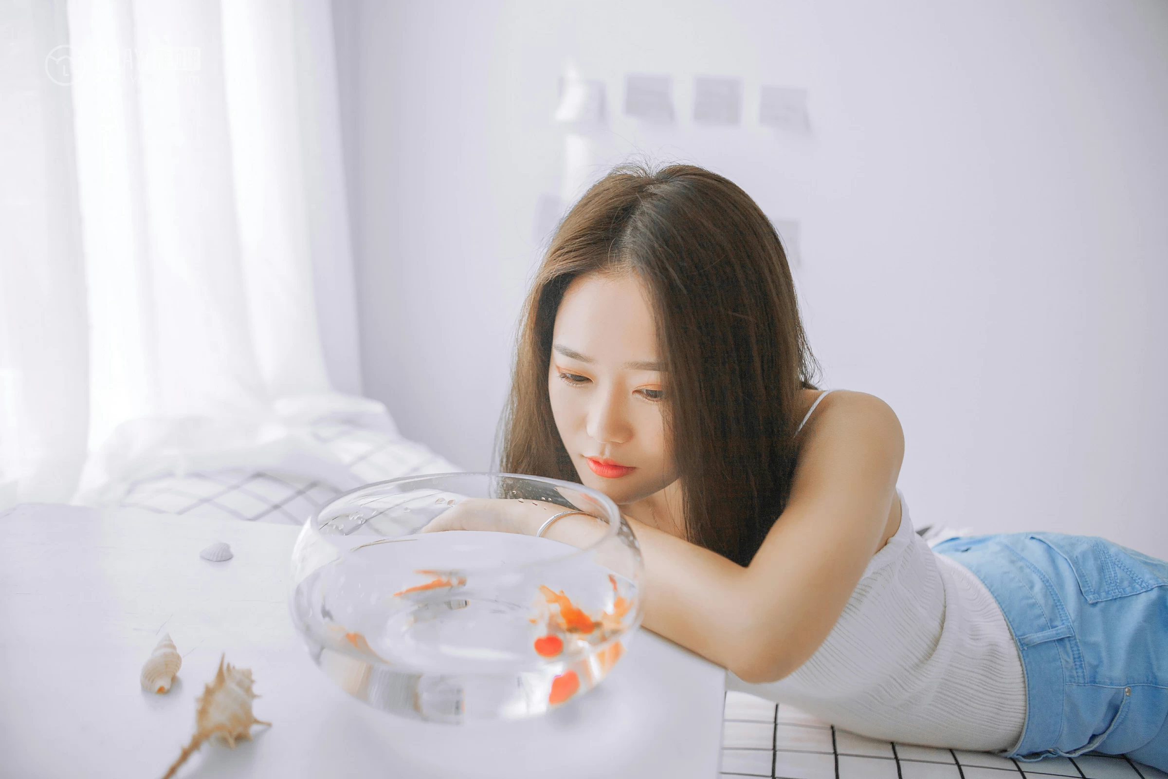 [YALAYI雅拉伊]NO.091 欲之与魚 李晗 白色性感小背心加牛仔短裤私房写真集第5张