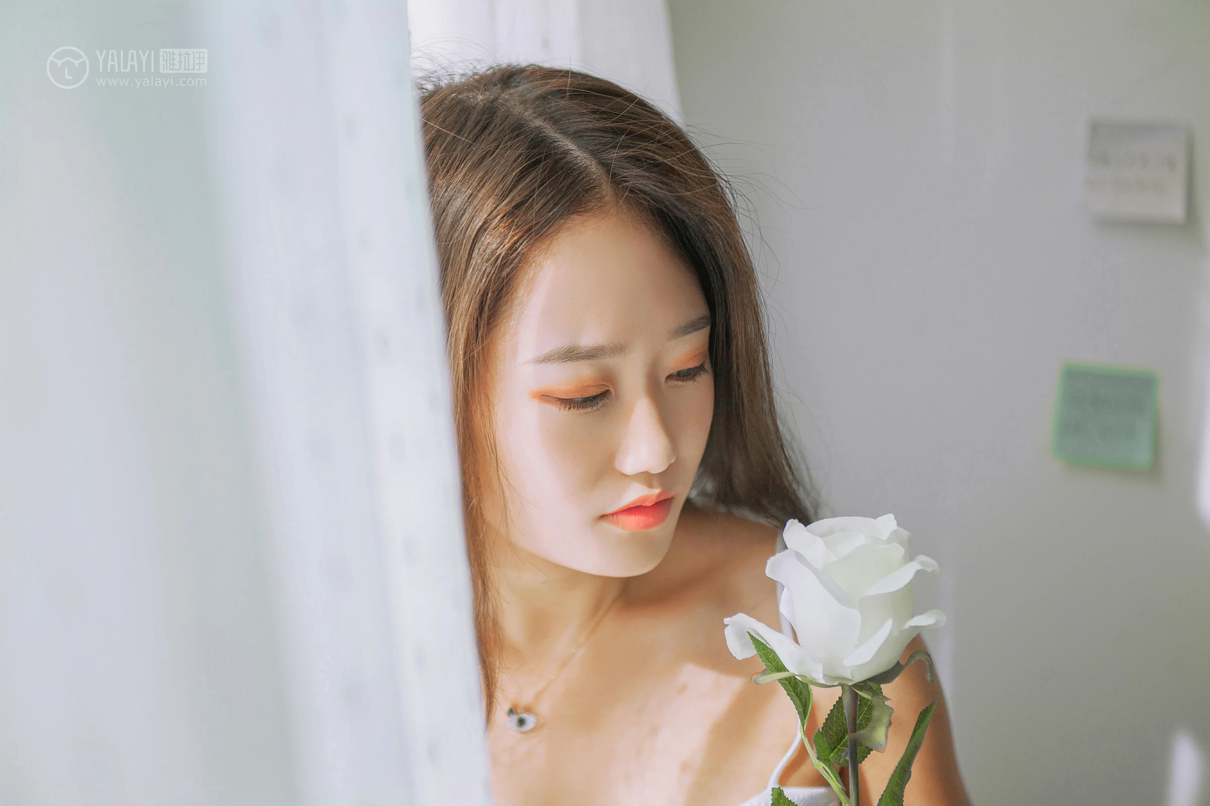 [YALAYI雅拉伊]NO.091 欲之与魚 李晗 白色性感小背心加牛仔短裤私房写真集第8张