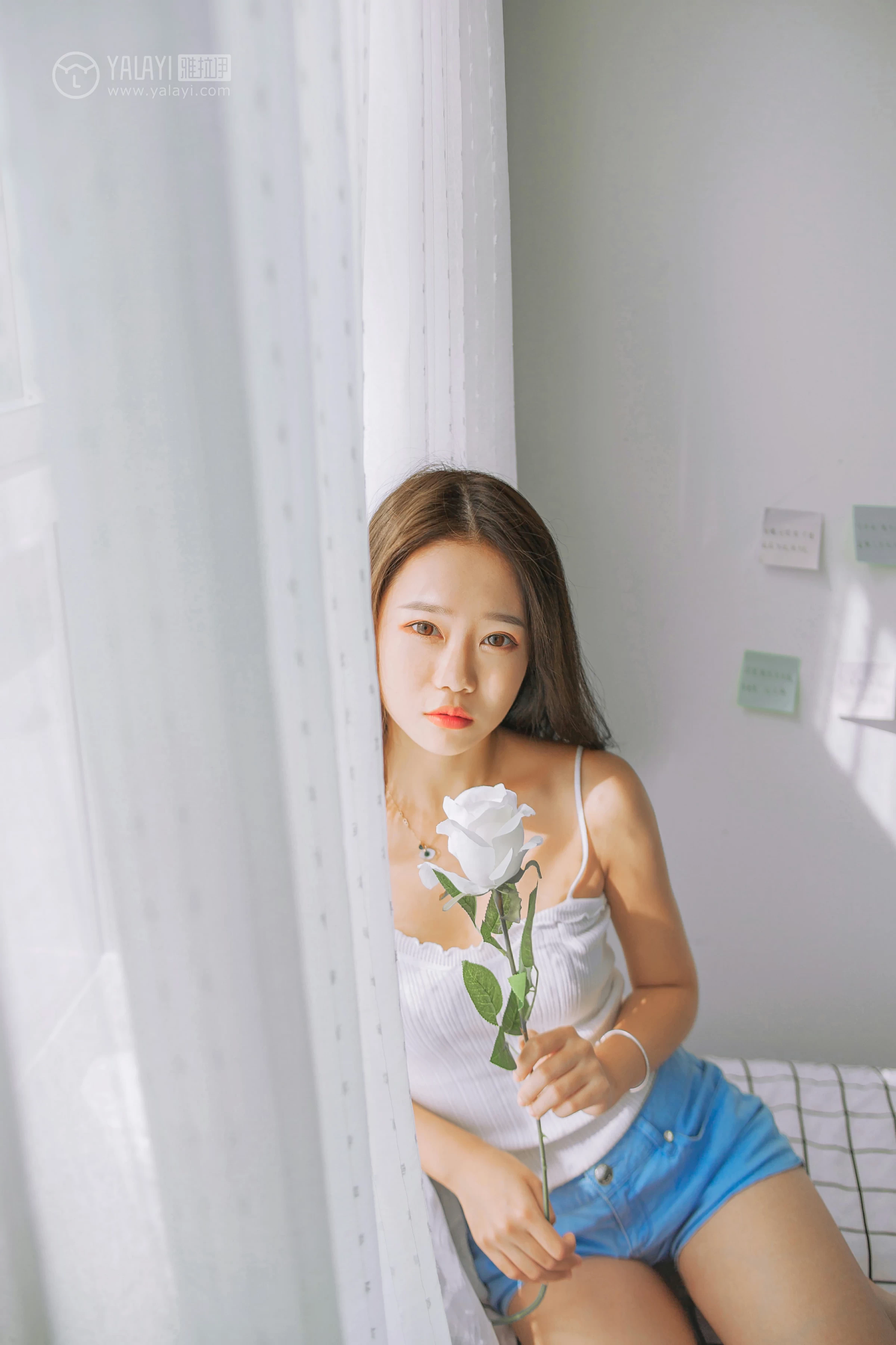 [YALAYI雅拉伊]NO.091 欲之与魚 李晗 白色性感小背心加牛仔短裤私房写真集第8张