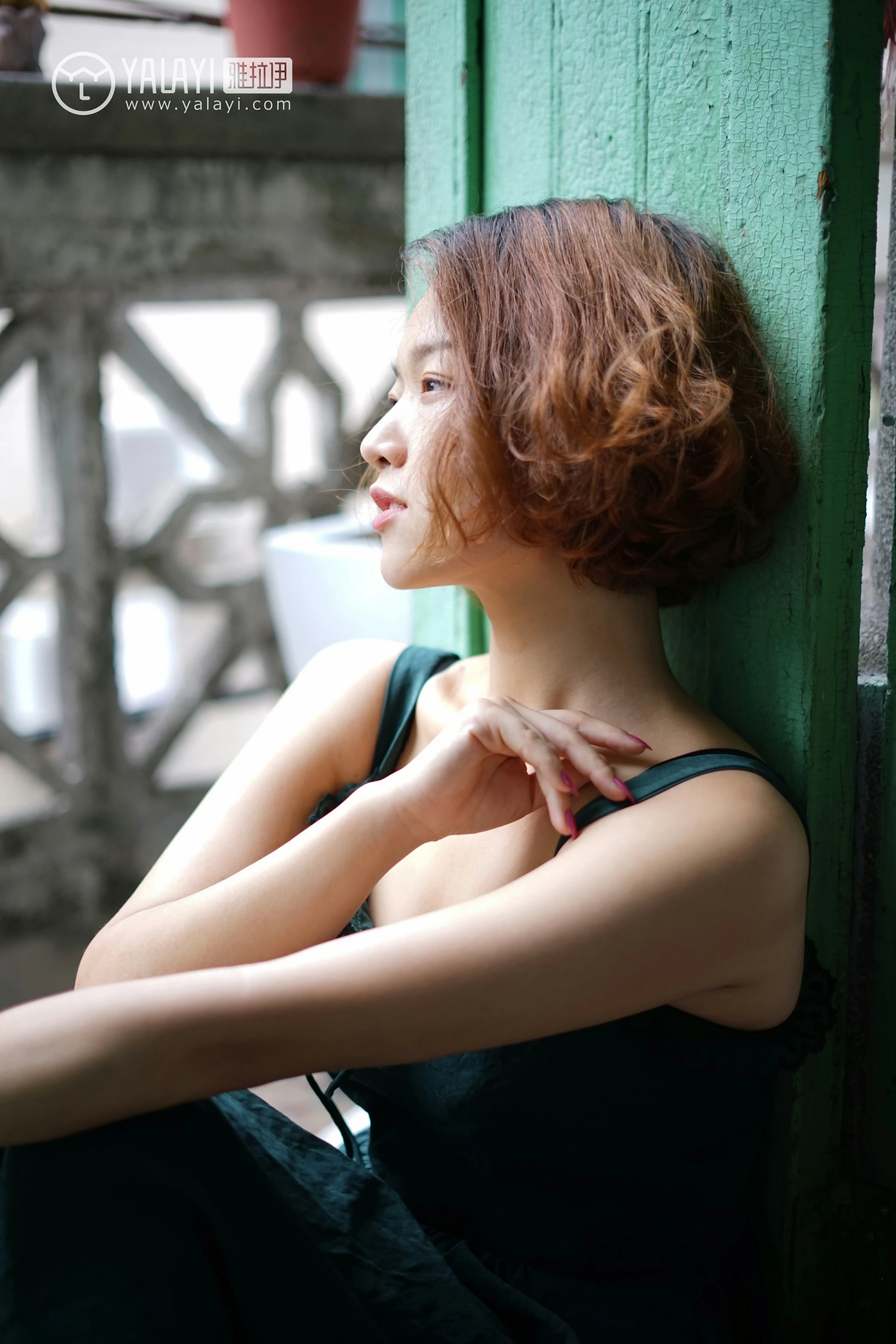 [YALAYI雅拉伊]NO.078 任朝暮 泡芙 吊带连衣裙与黑色镂空睡衣加蕾丝内衣性感私房写真集第2张