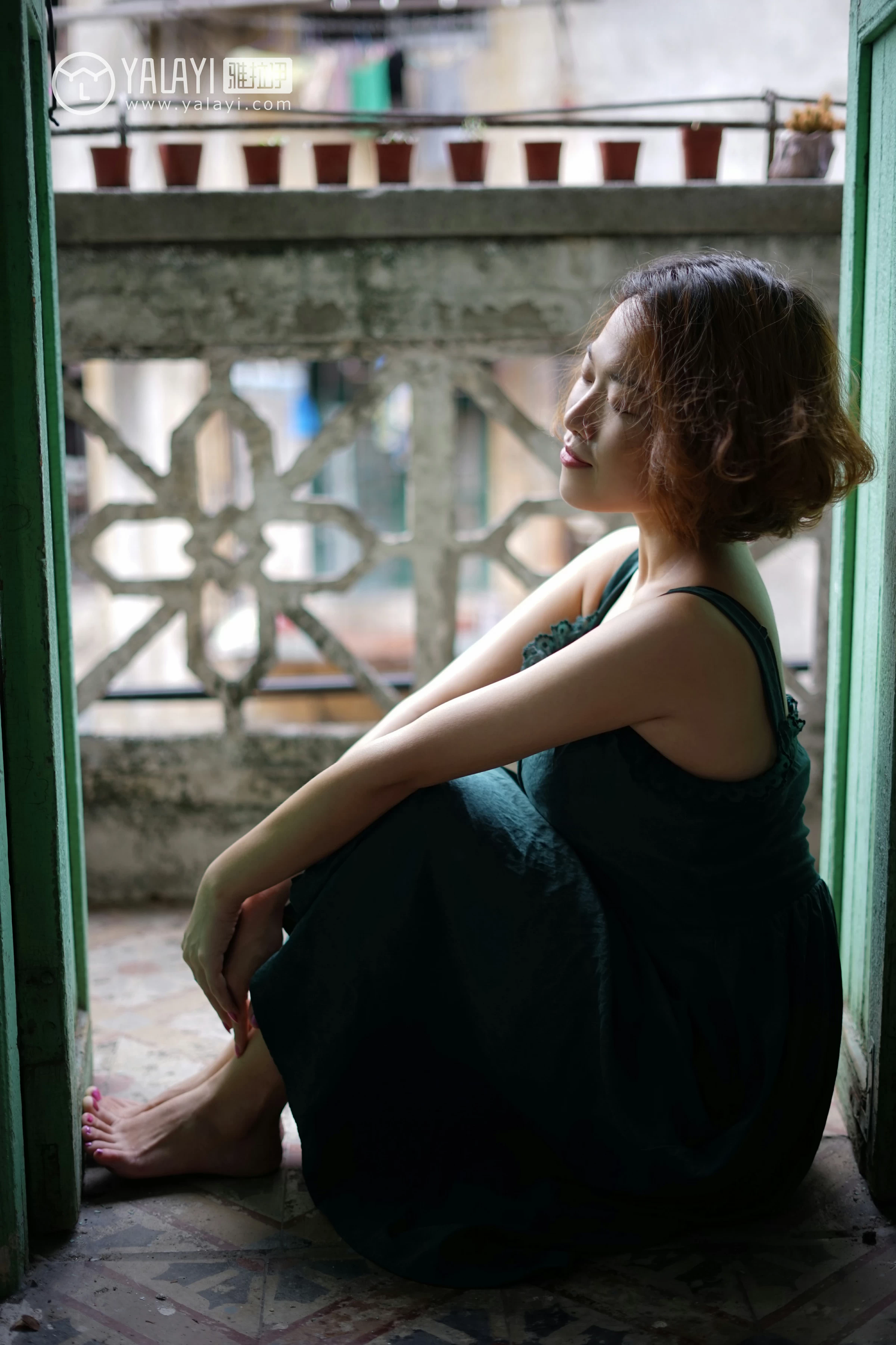 [YALAYI雅拉伊]NO.078 任朝暮 泡芙 吊带连衣裙与黑色镂空睡衣加蕾丝内衣性感私房写真集第4张