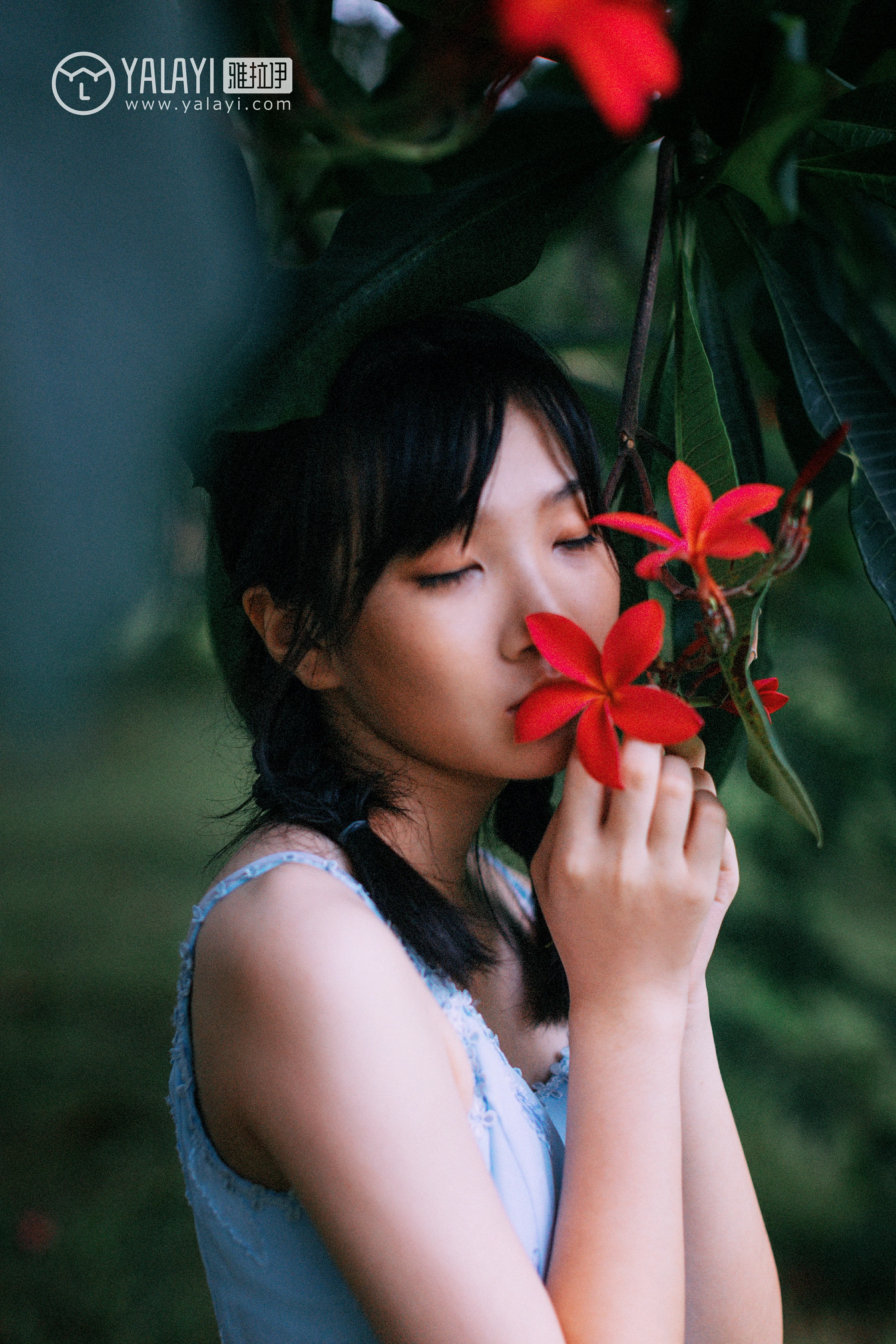 [YALAYI雅拉伊]NO.082 绿喜青花 Doubleyu 淡蓝色吊带连衣裙清纯可爱私房写真集第13张