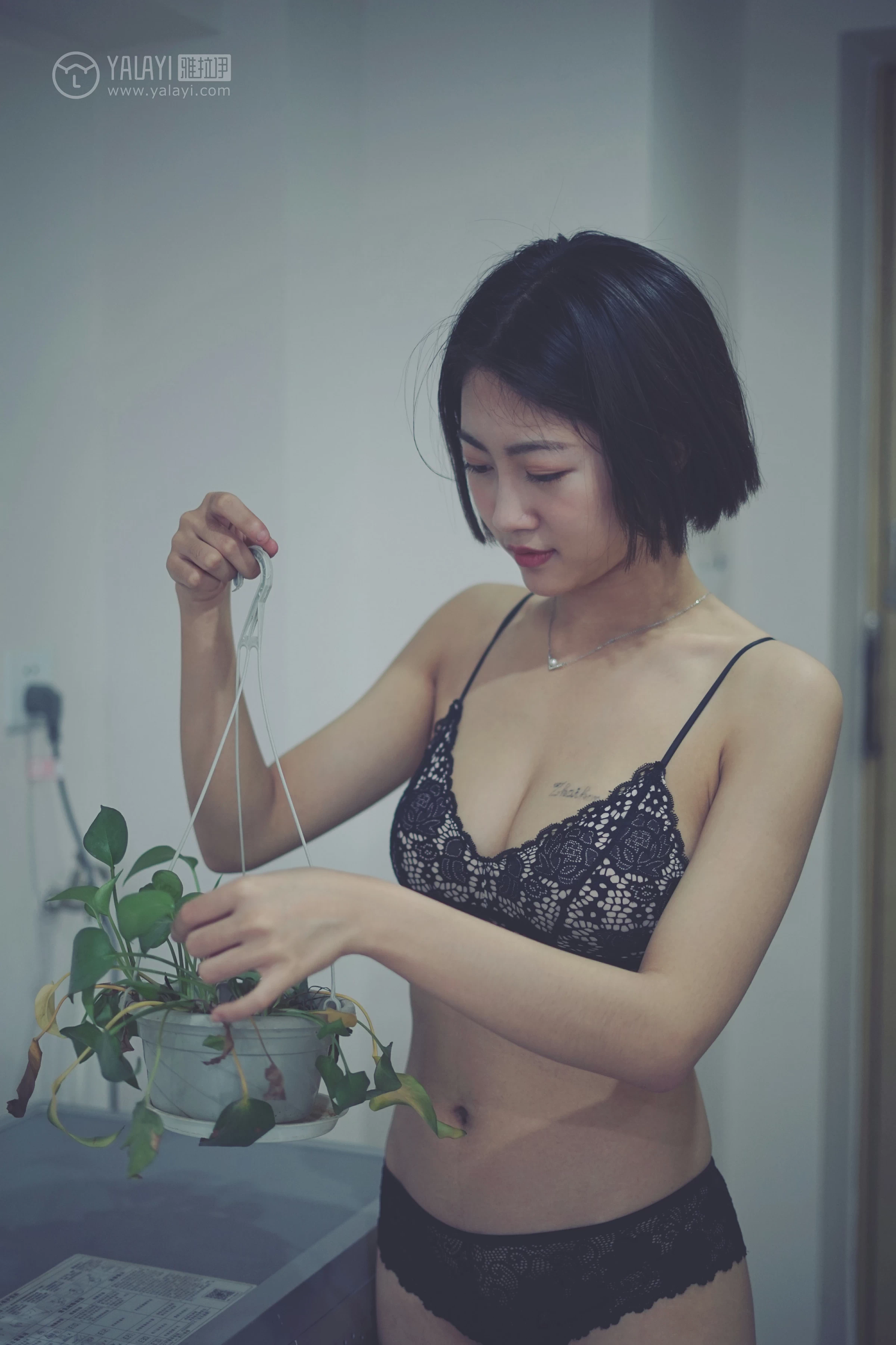 [YALAYI雅拉伊]NO.087 灯暖衣轻 肖萧 白色短袖加黑色透视蕾丝内衣性感私房写真集第14张