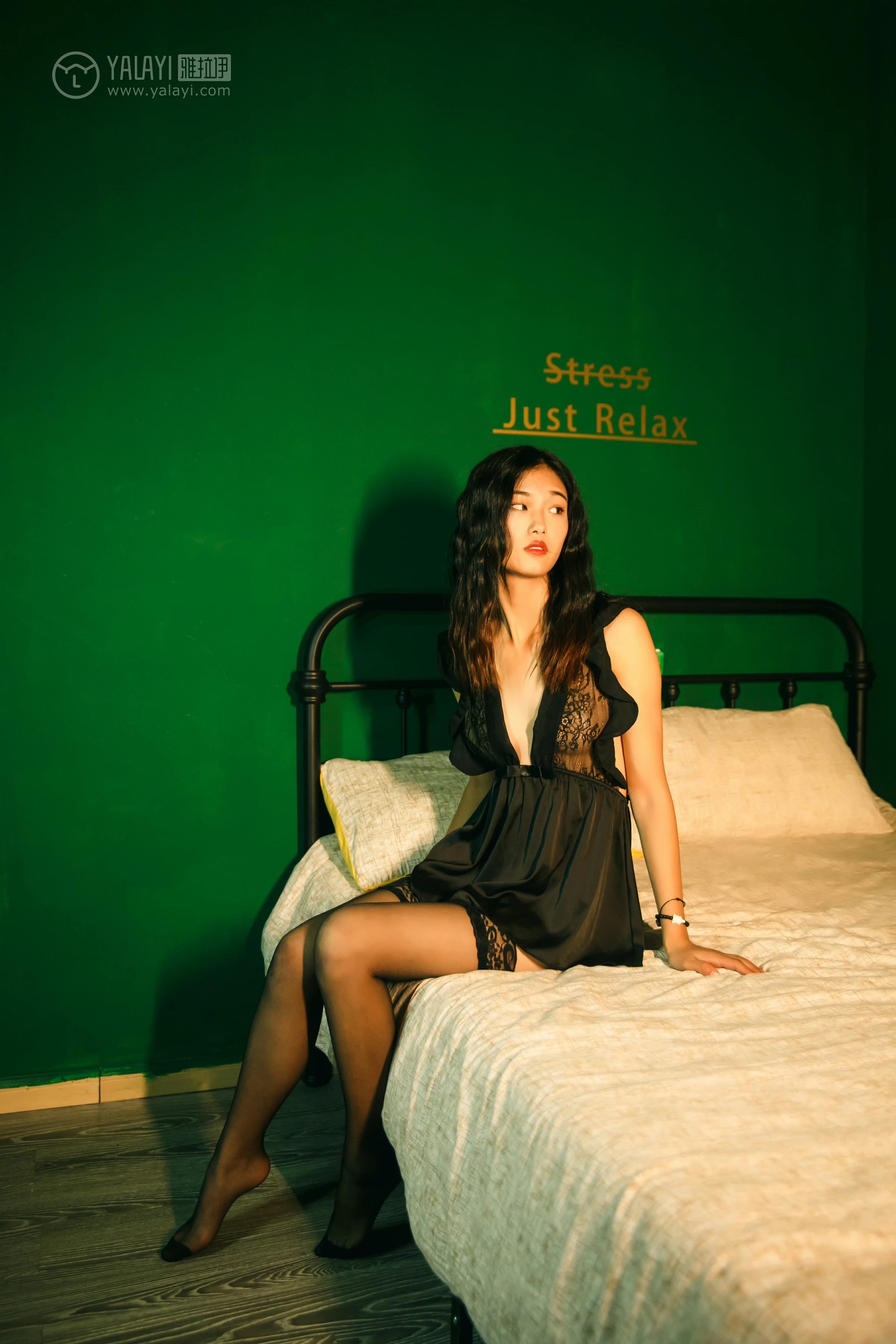 [YALAYI雅拉伊]NO.112 森系私房 和风 黑色睡衣裙与透视内衣加黑色丝袜美腿性感私房写真集第1张