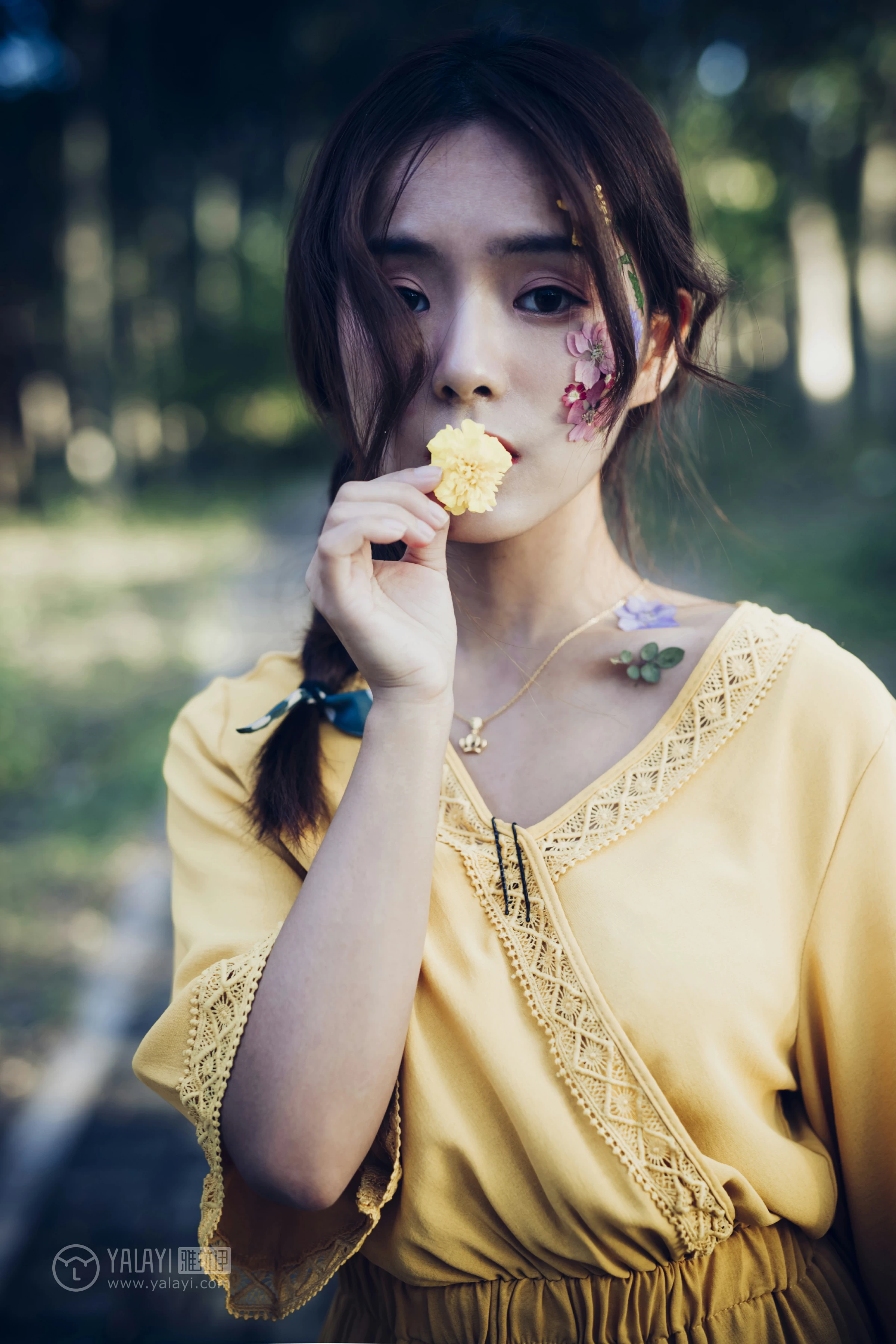 [YALAYI雅拉伊]NO.117 夏日小清新 白日梦 黄色蕾丝连衣裙清纯私房写真集第16张