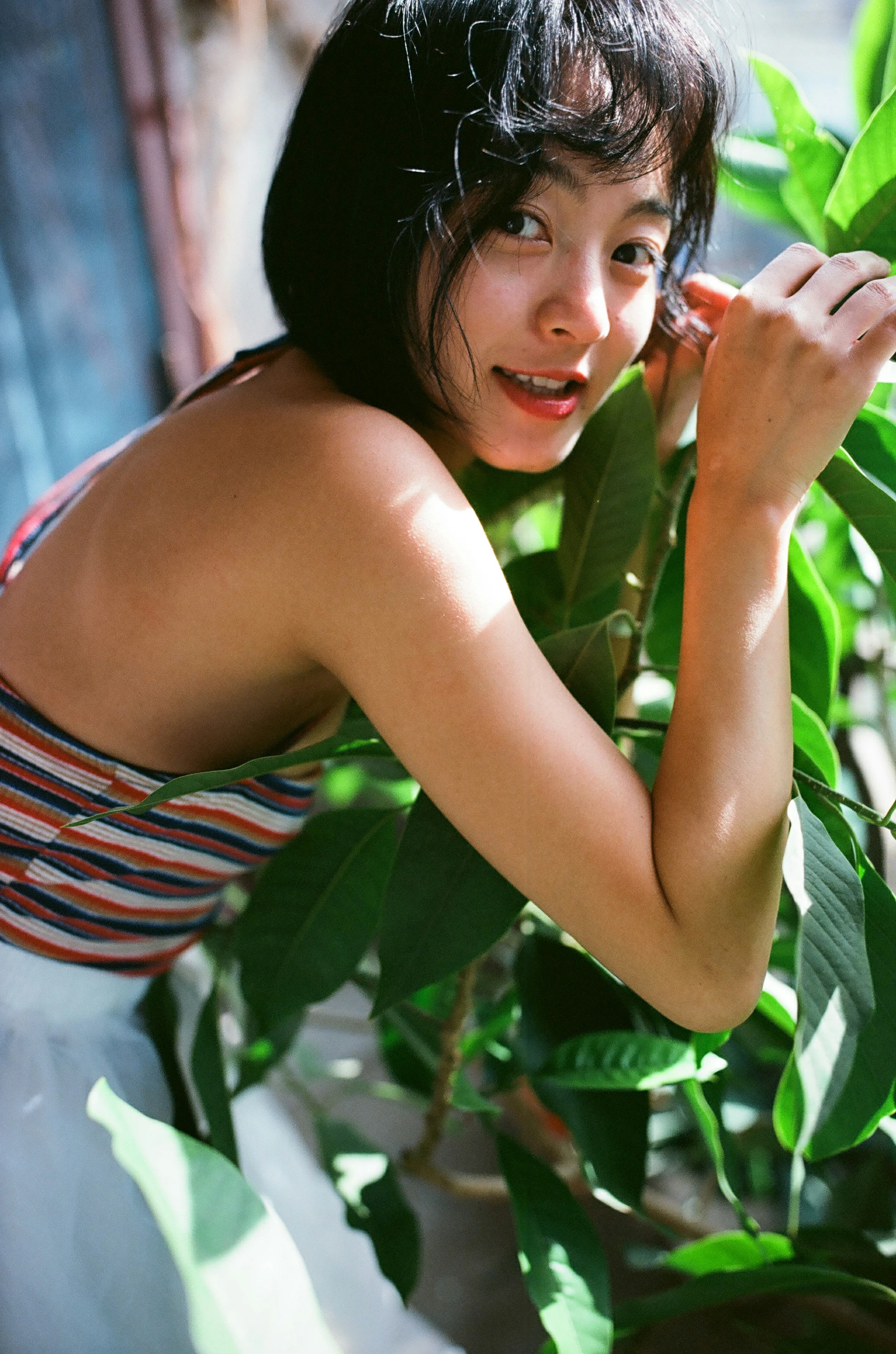 [YALAYI雅拉伊]NO.131 游街 米粒米粒 彩色背心与牛仔外套加白色透视裙私房写真集第3张