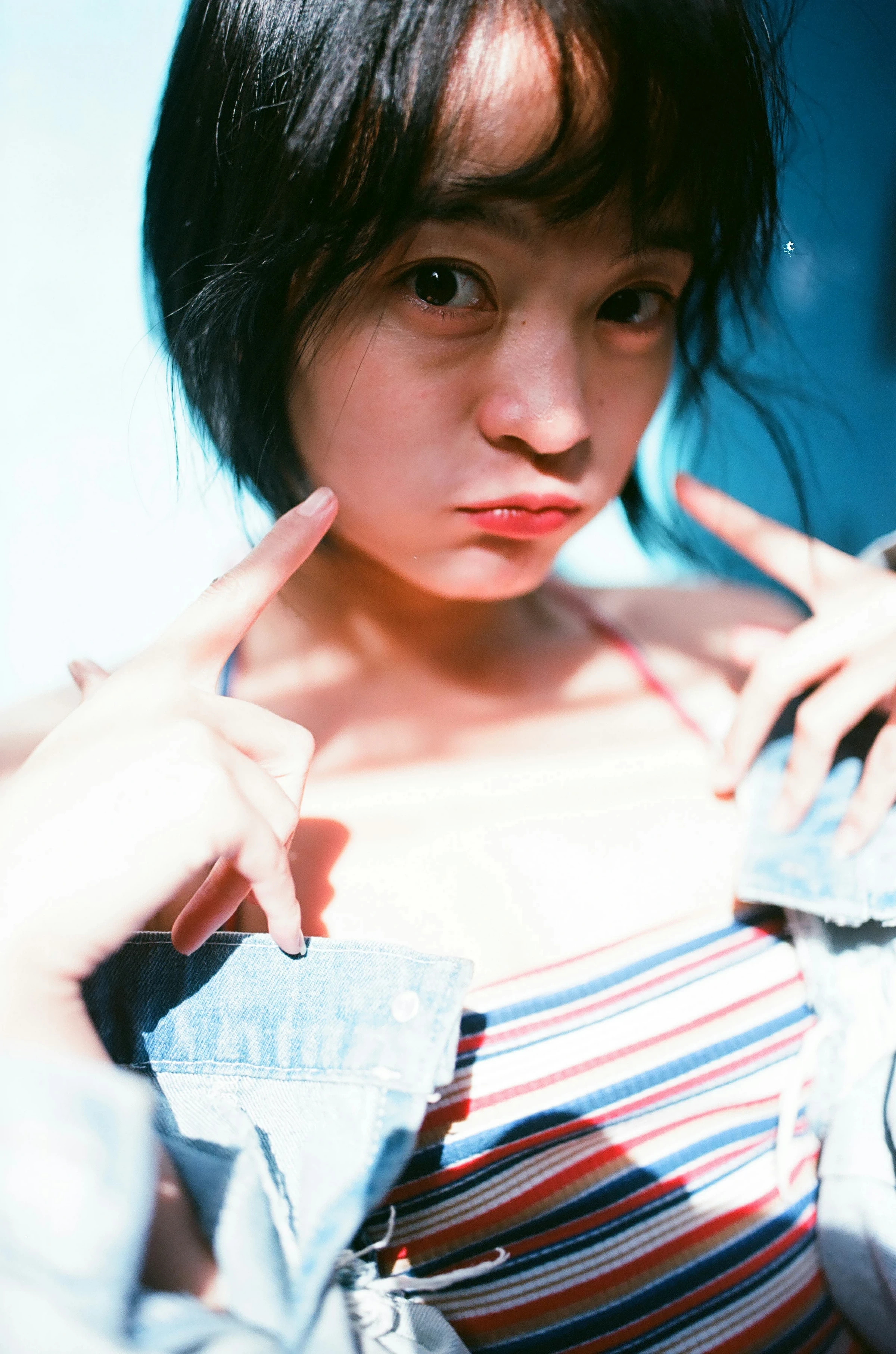 [YALAYI雅拉伊]NO.131 游街 米粒米粒 彩色背心与牛仔外套加白色透视裙私房写真集第11张