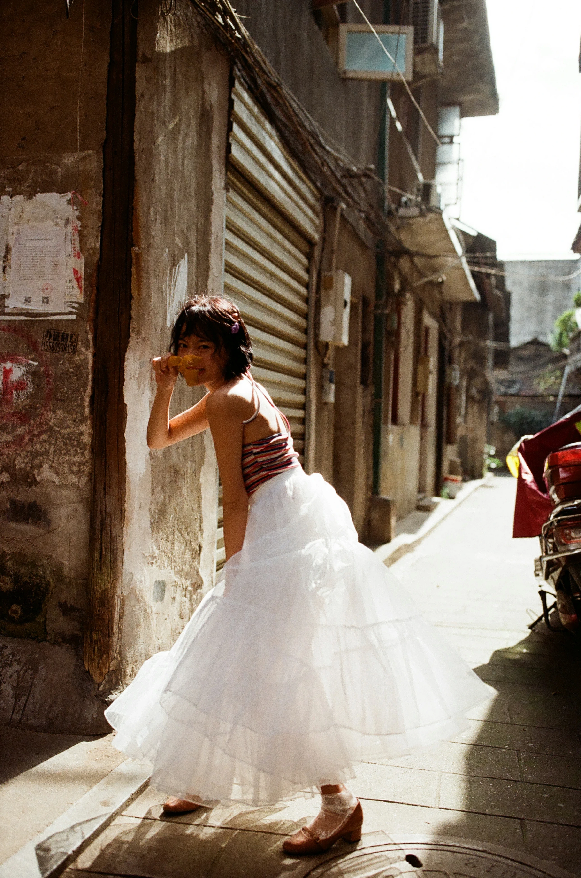 [YALAYI雅拉伊]NO.131 游街 米粒米粒 彩色背心与牛仔外套加白色透视裙私房写真集第14张