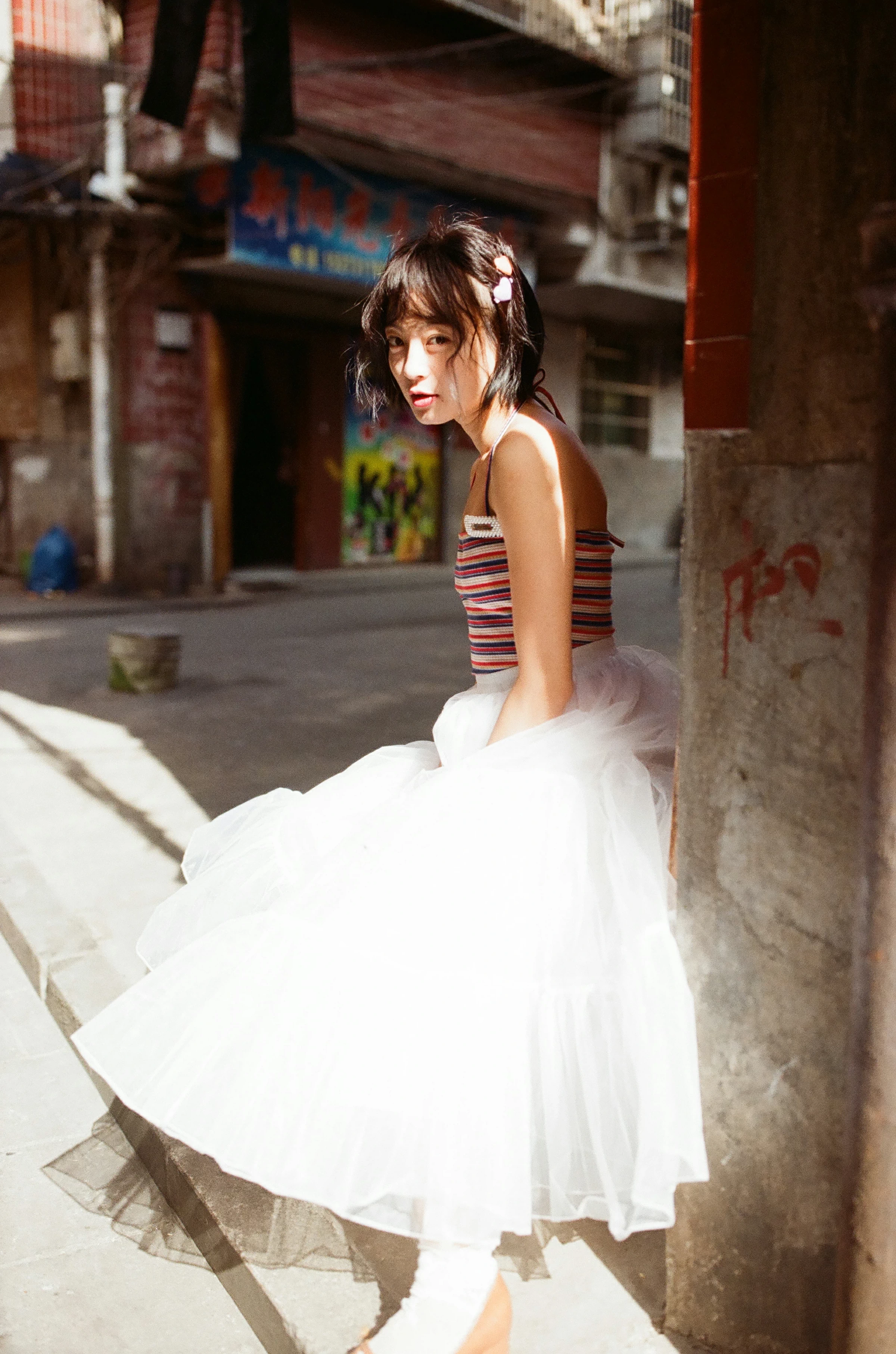 [YALAYI雅拉伊]NO.131 游街 米粒米粒 彩色背心与牛仔外套加白色透视裙私房写真集第15张