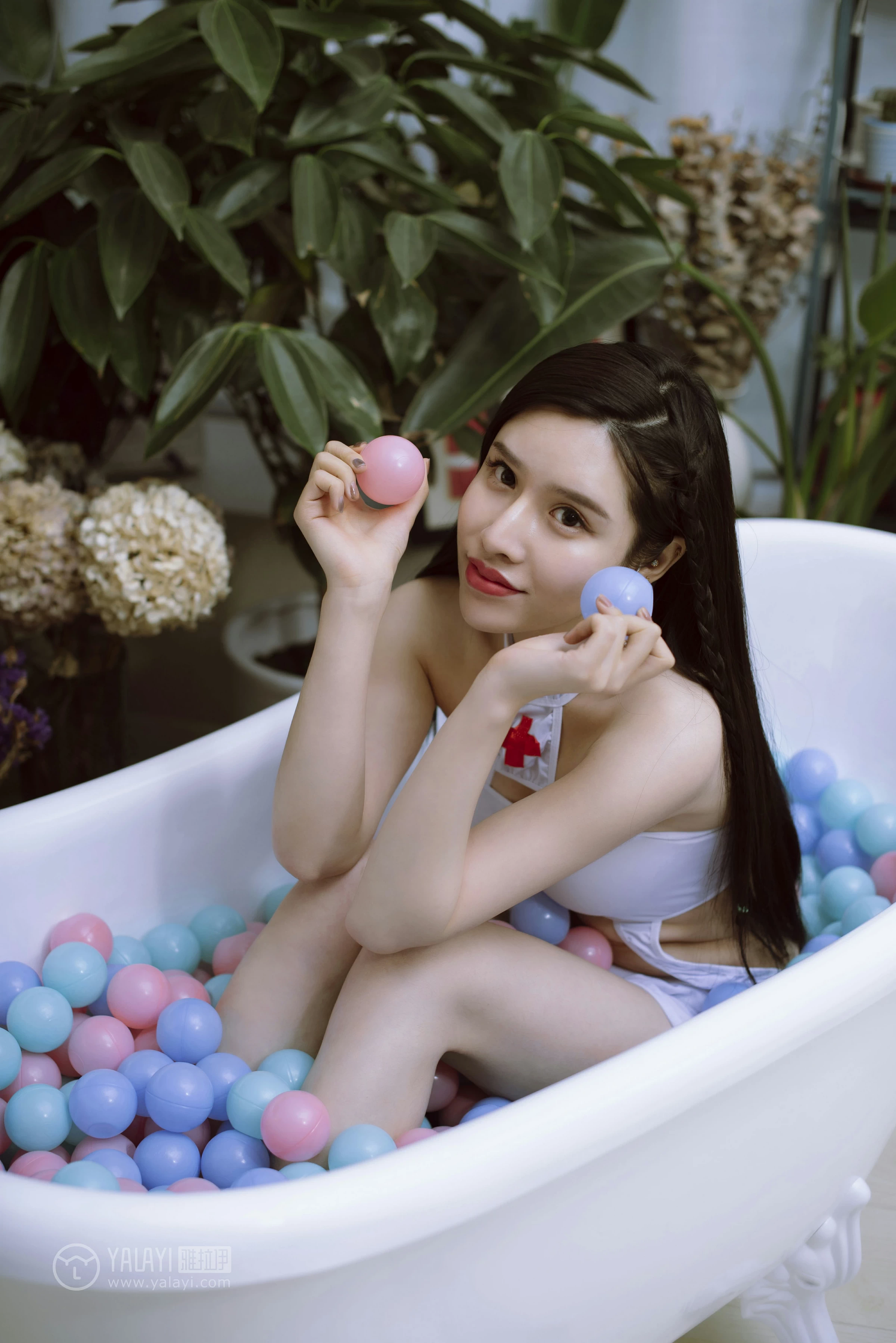 [YALAYI雅拉伊]NO.141 性感护士姐姐 颖莹 白色透视情趣制服内衣私房写真集第2张