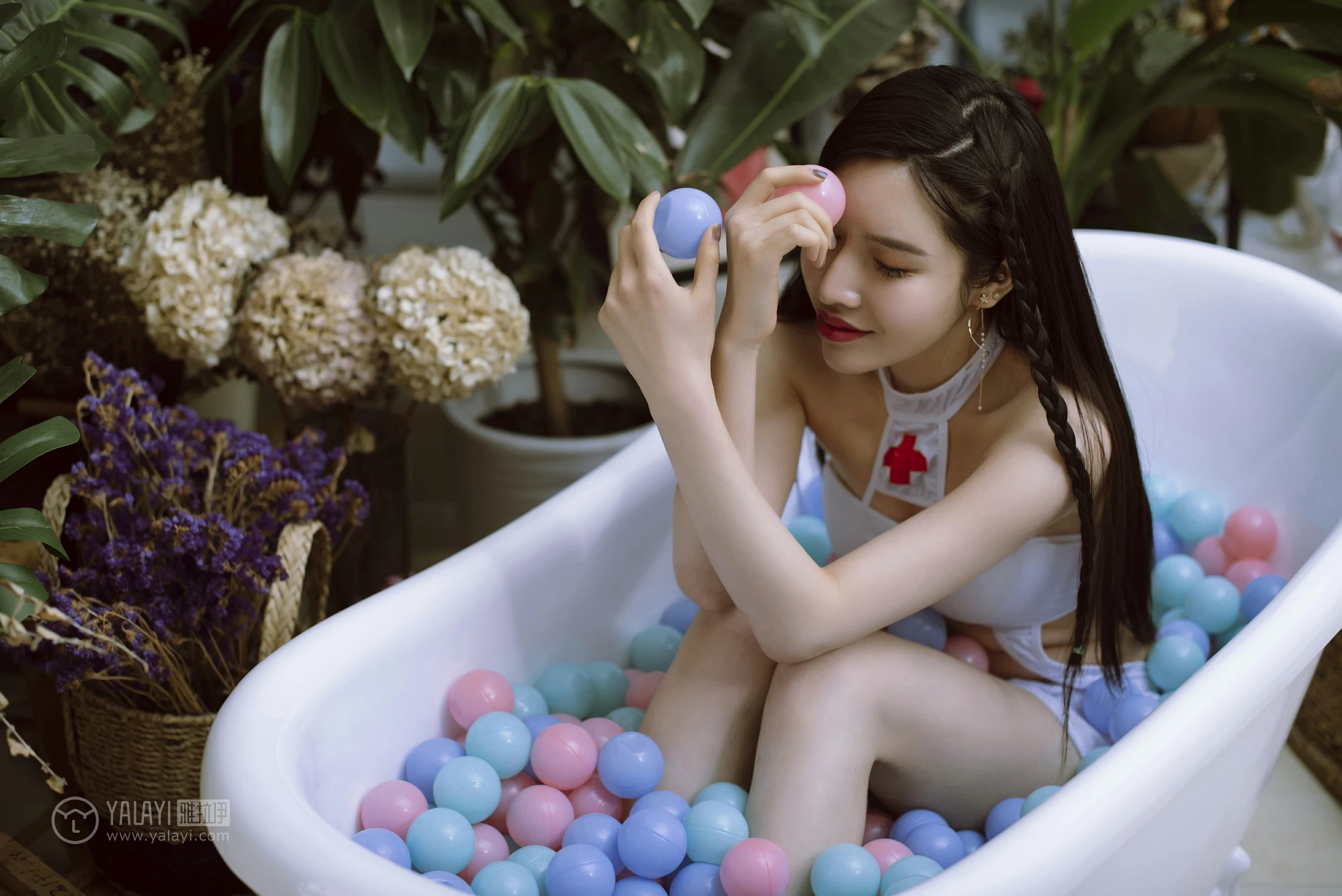 [YALAYI雅拉伊]NO.141 性感护士姐姐 颖莹 白色透视情趣制服内衣私房写真集第3张