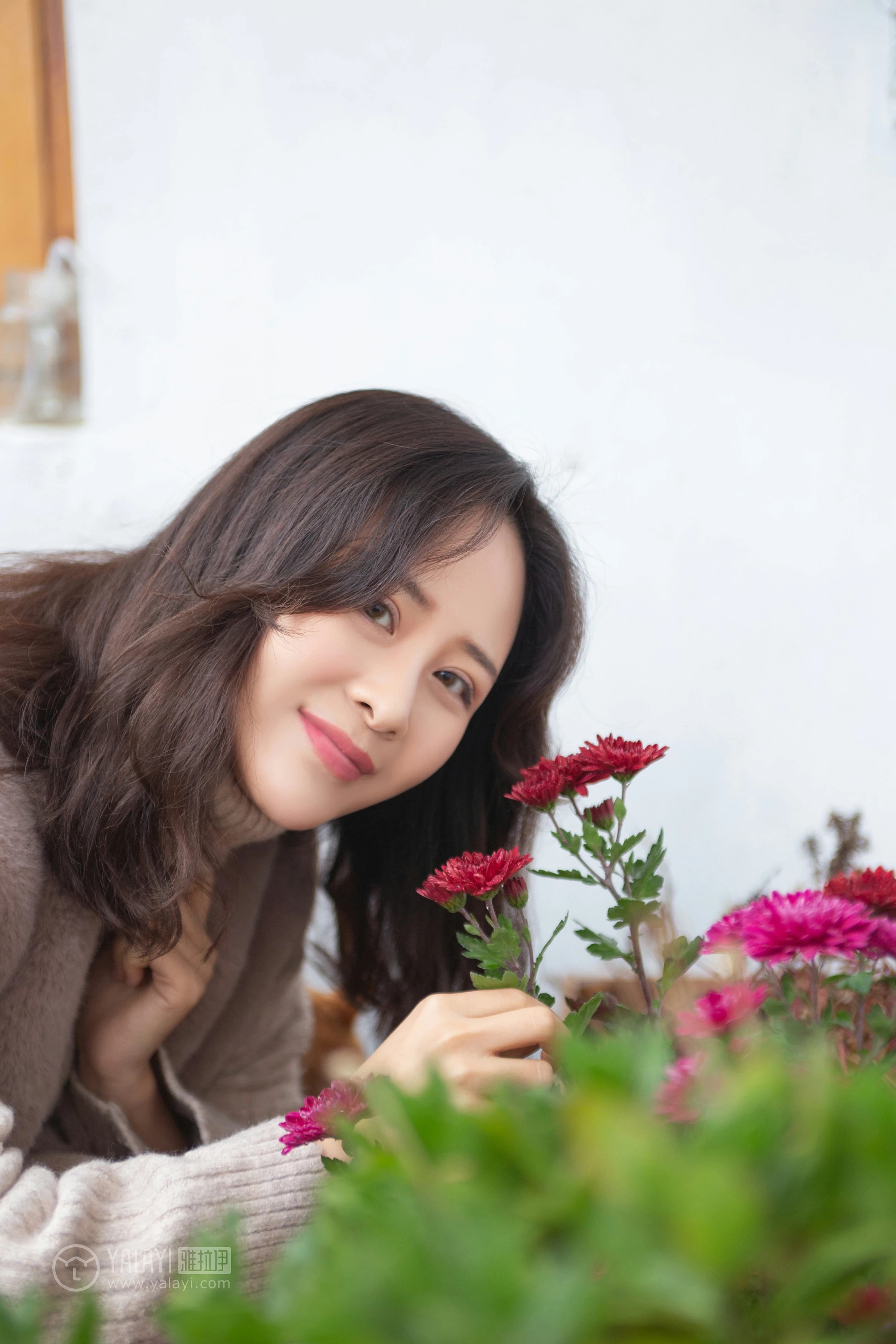 [YALAYI雅拉伊]NO.151 旅行日记 毛毛 米色毛衣加休闲长裤私房写真集第4张