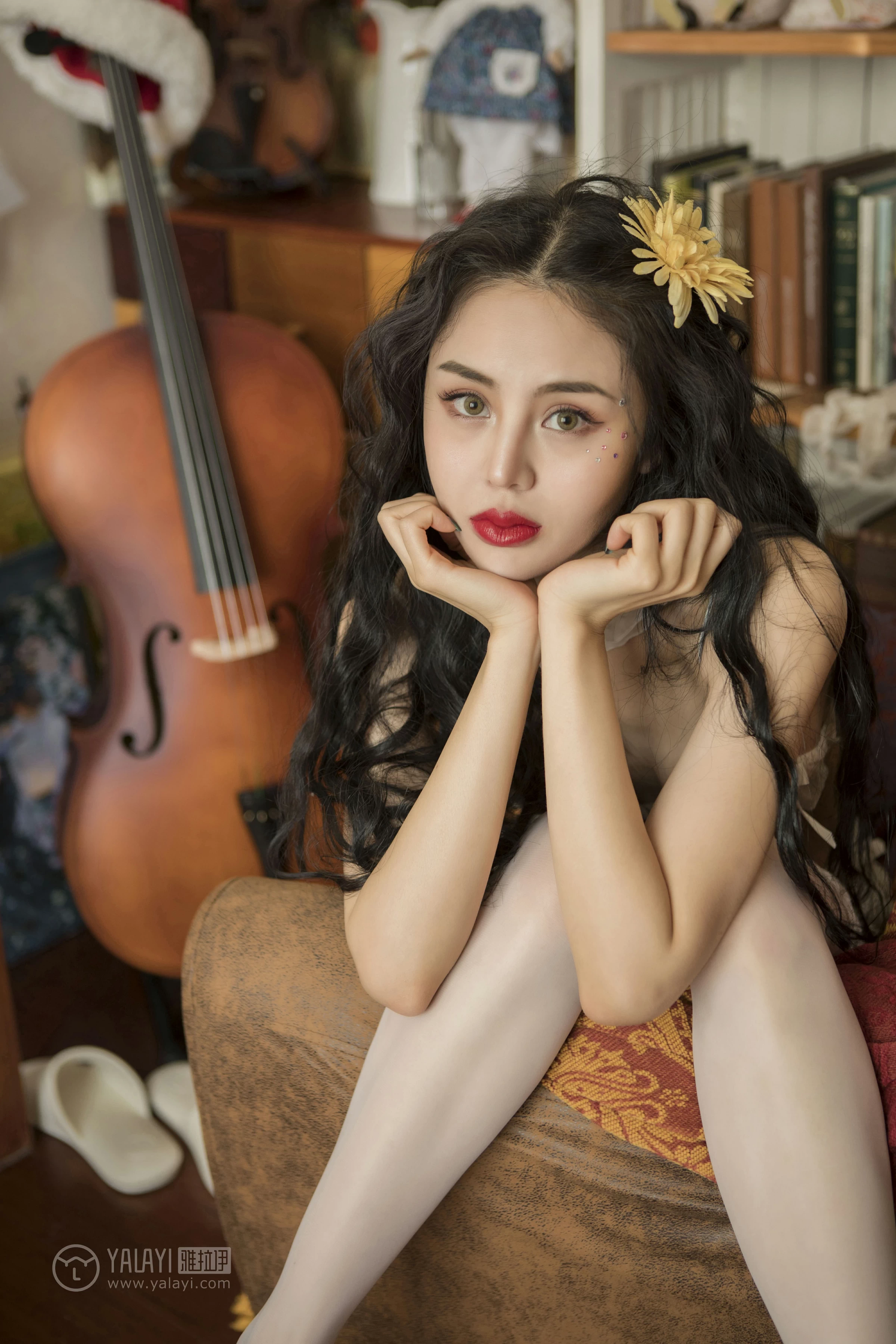 [YALAYI雅拉伊]NO.154 圣诞女皇 凉儿 白色情趣内衣加白色丝袜美腿性感私房写真集第16张