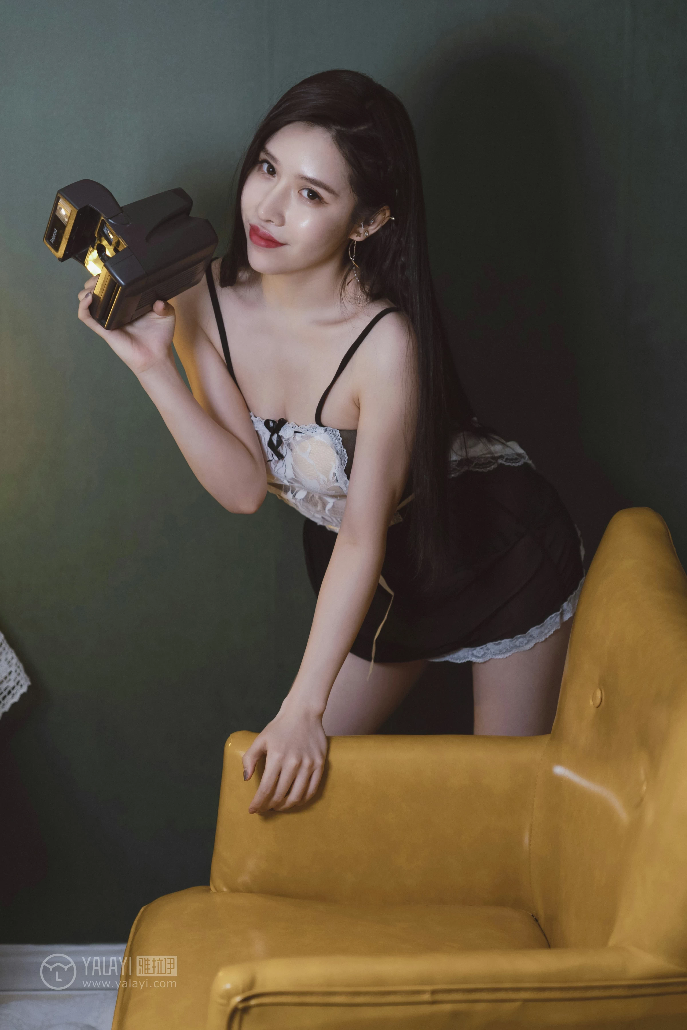[YALAYI雅拉伊]NO.143 黑咖啡 颖莹 黑色吊带透视女仆制服裙性感私房写真集第14张