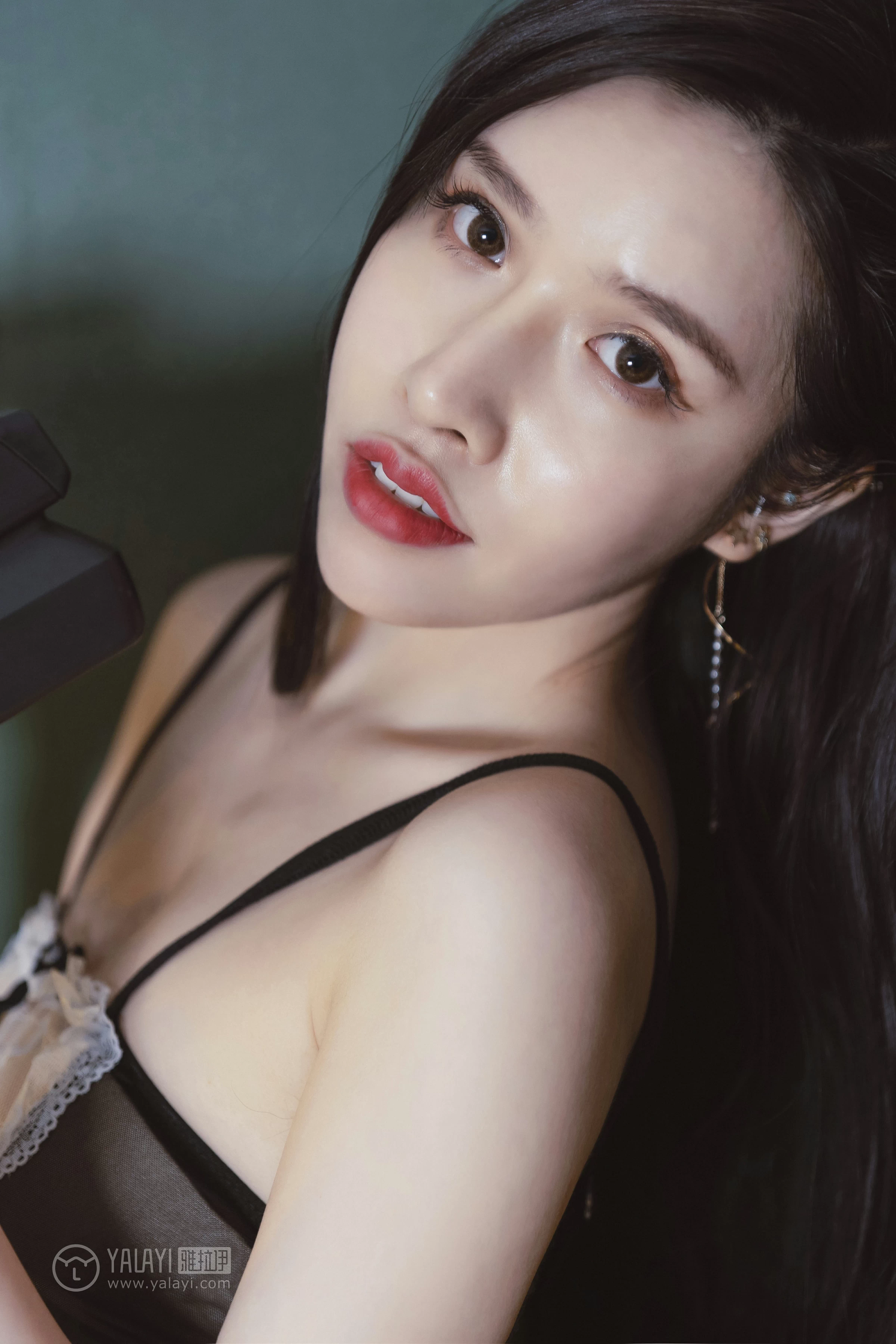 [YALAYI雅拉伊]NO.143 黑咖啡 颖莹 黑色吊带透视女仆制服裙性感私房写真集第16张