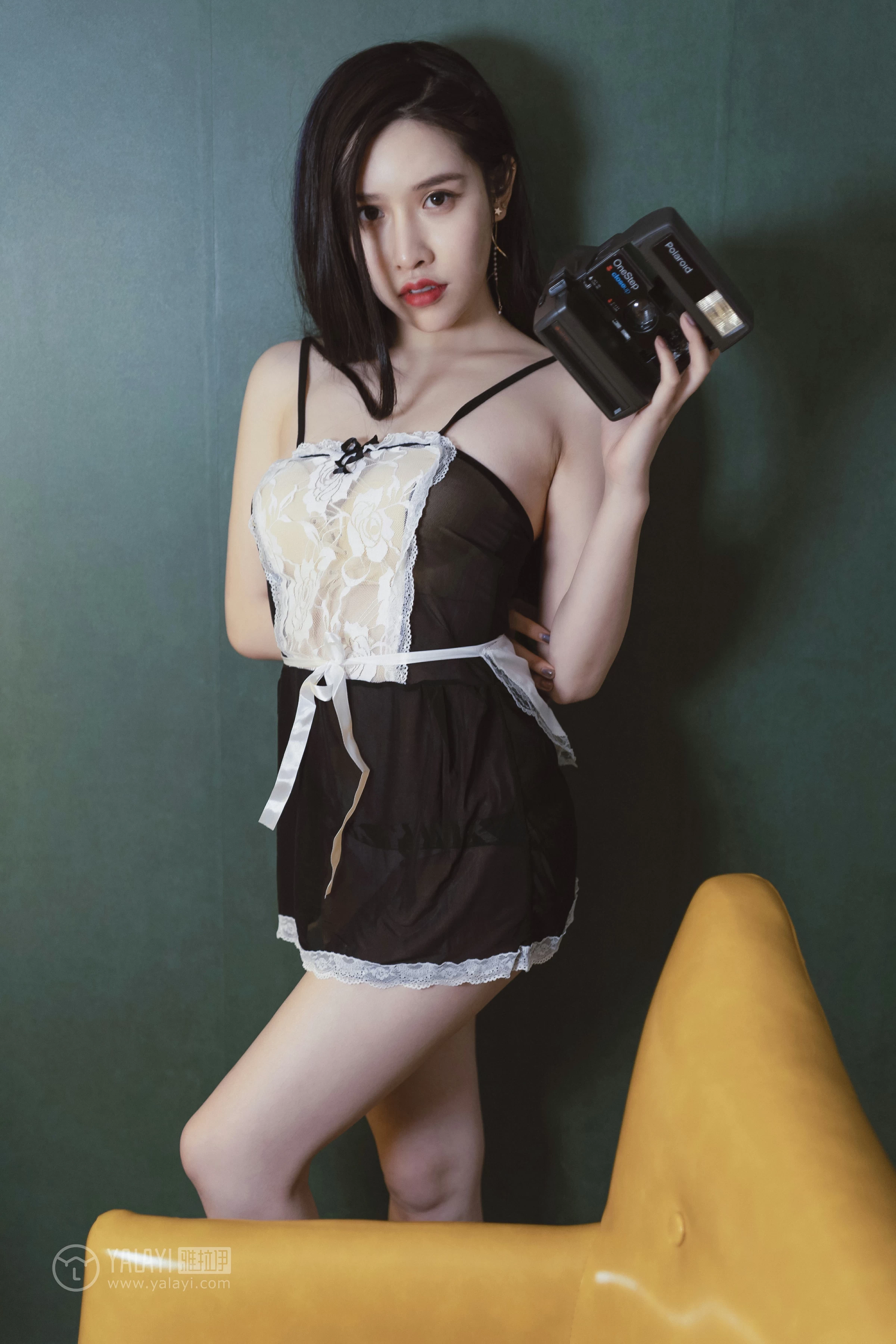 [YALAYI雅拉伊]NO.143 黑咖啡 颖莹 黑色吊带透视女仆制服裙性感私房写真集第17张