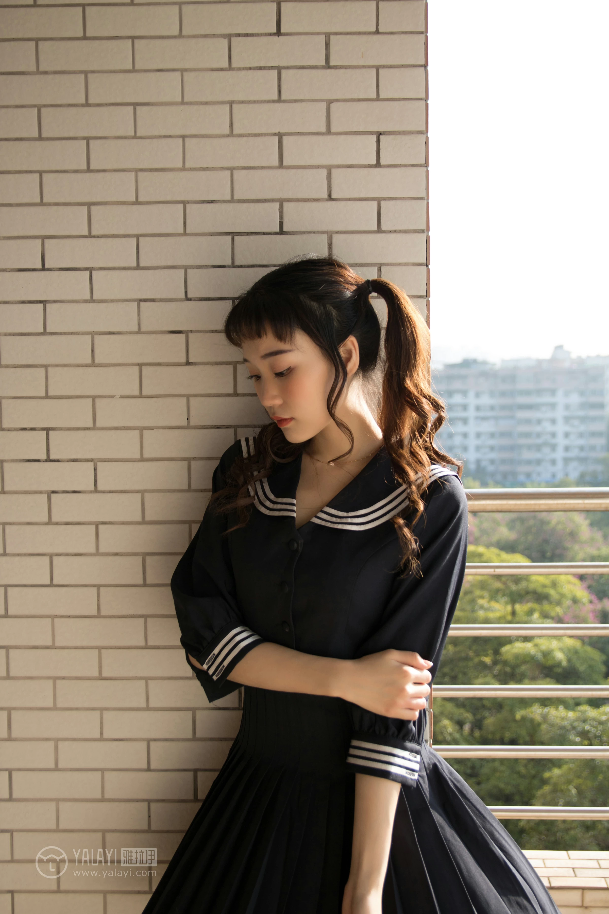 [YALAYI雅拉伊]NO.147 等 奥莉 黑色高中女生制服裙清纯可爱私房写真集第5张