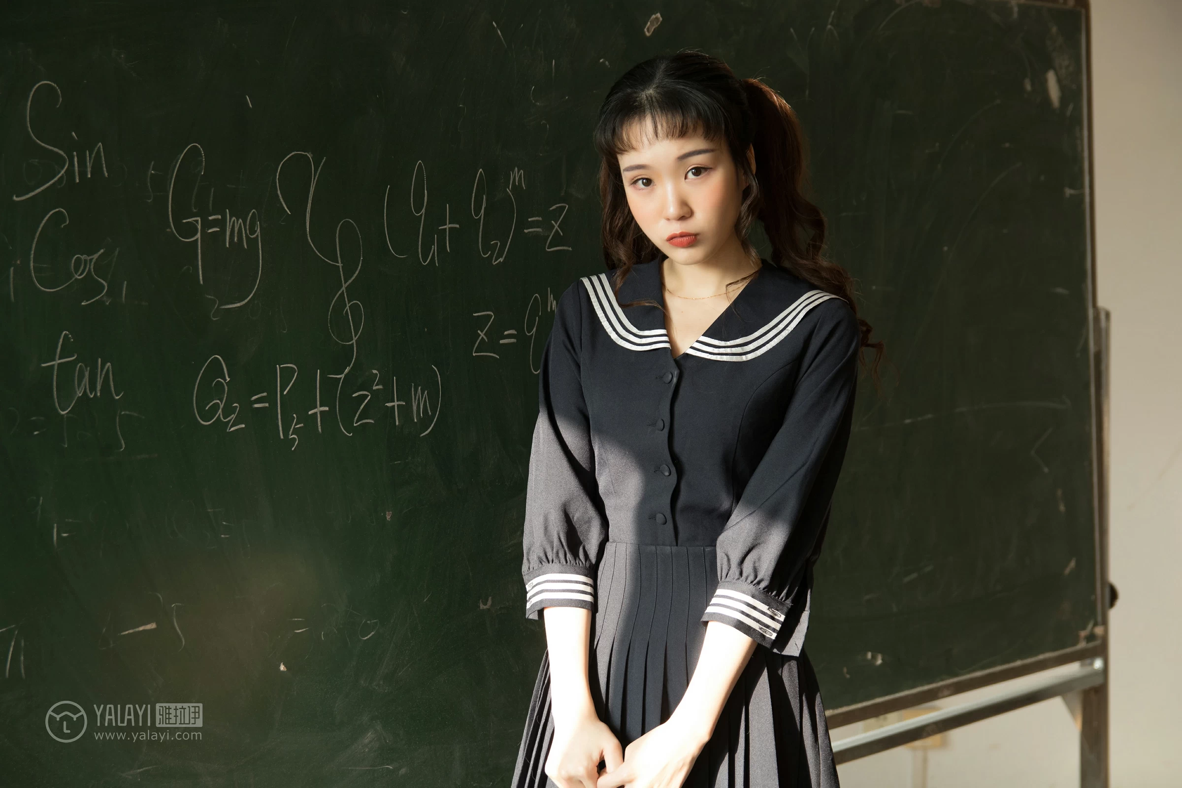 [YALAYI雅拉伊]NO.147 等 奥莉 黑色高中女生制服裙清纯可爱私房写真集第5张
