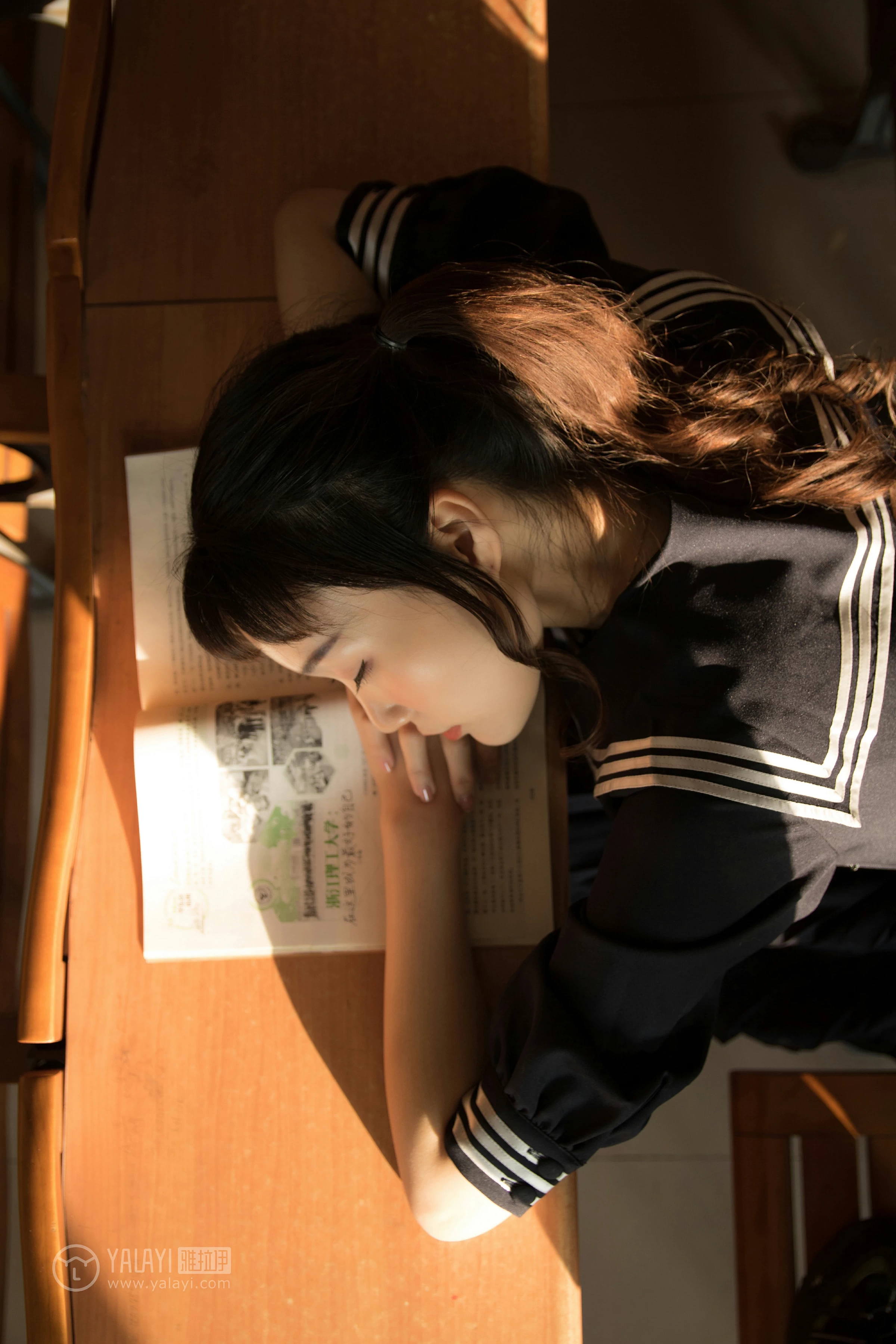 [YALAYI雅拉伊]NO.147 等 奥莉 黑色高中女生制服裙清纯可爱私房写真集第8张